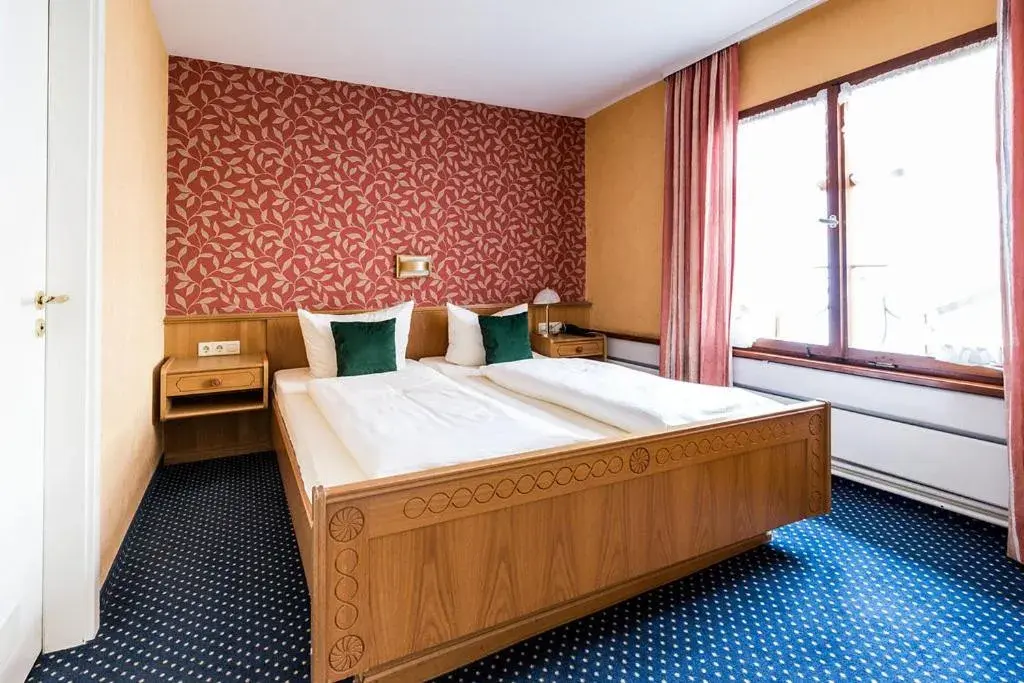 Large Double Room - single occupancy in Hotel Löwen-Weinstube Large Double Room - single occupancy in Hotel Löwen-Weinstube