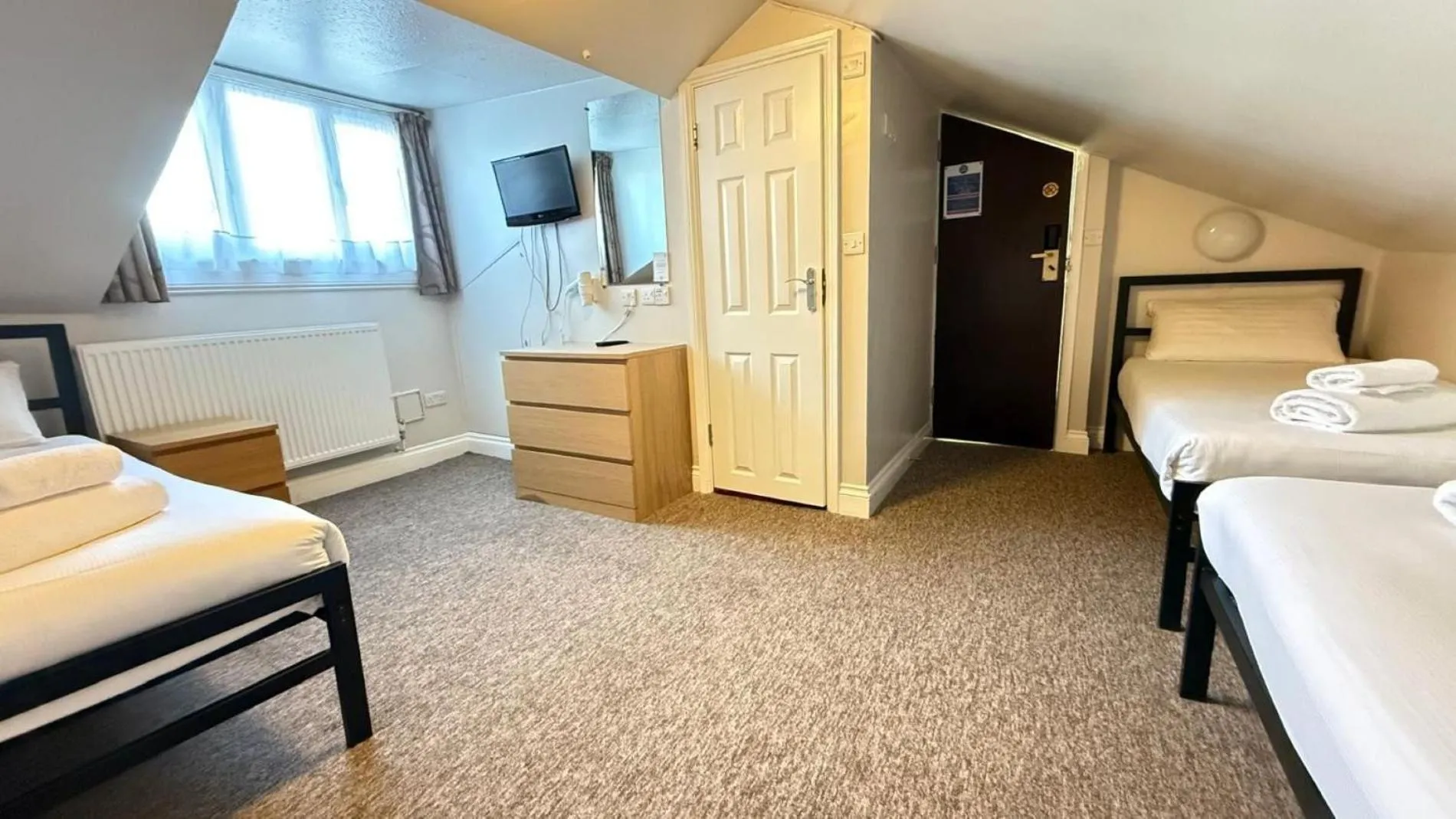 Bedroom, Bed in Lords Hotel