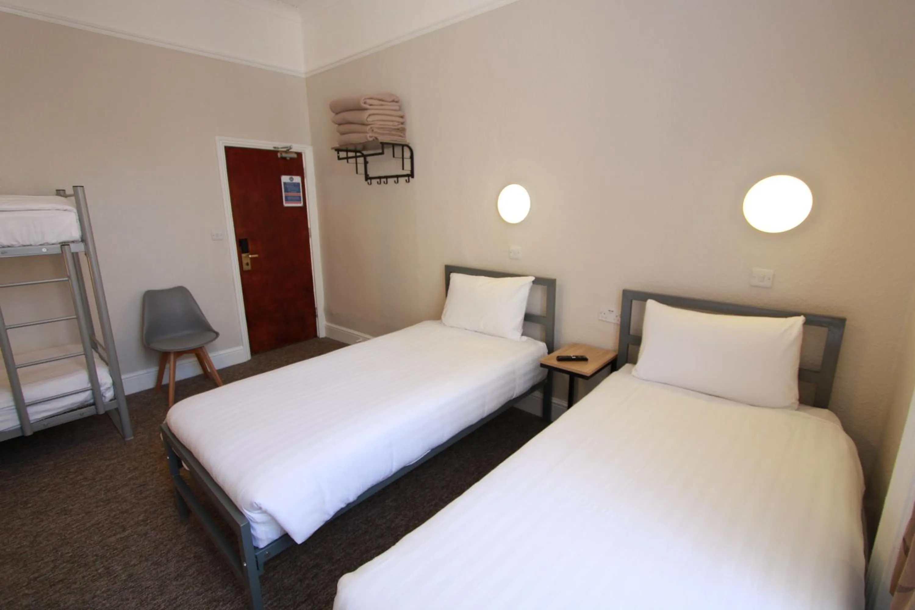 Bedroom, Bed in Lords Hotel