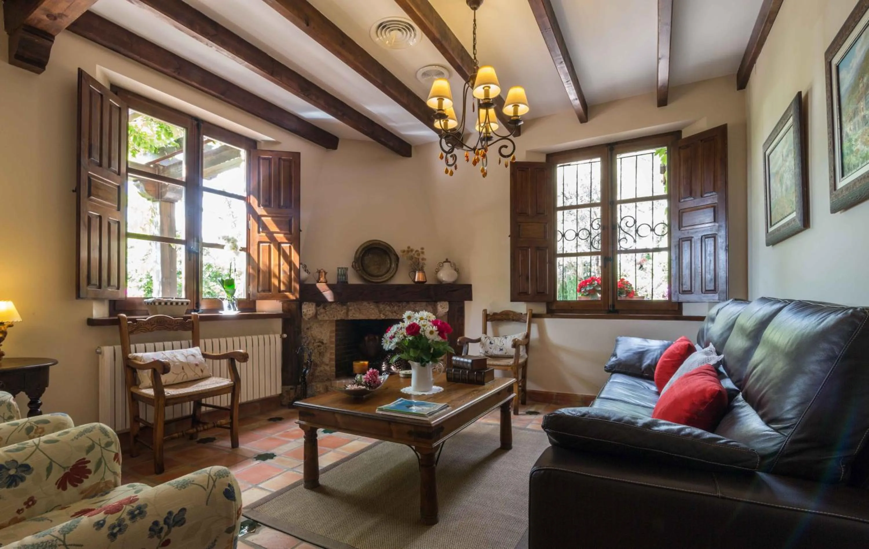 Living room in Hotel de Montaña Cueva Ahumada