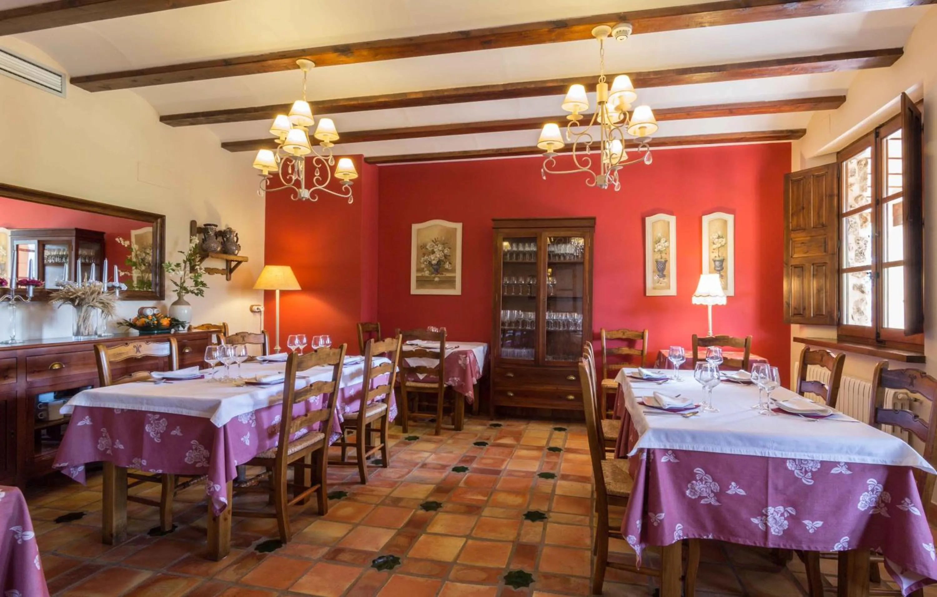 Restaurant/places to eat in Hotel de Montaña Cueva Ahumada