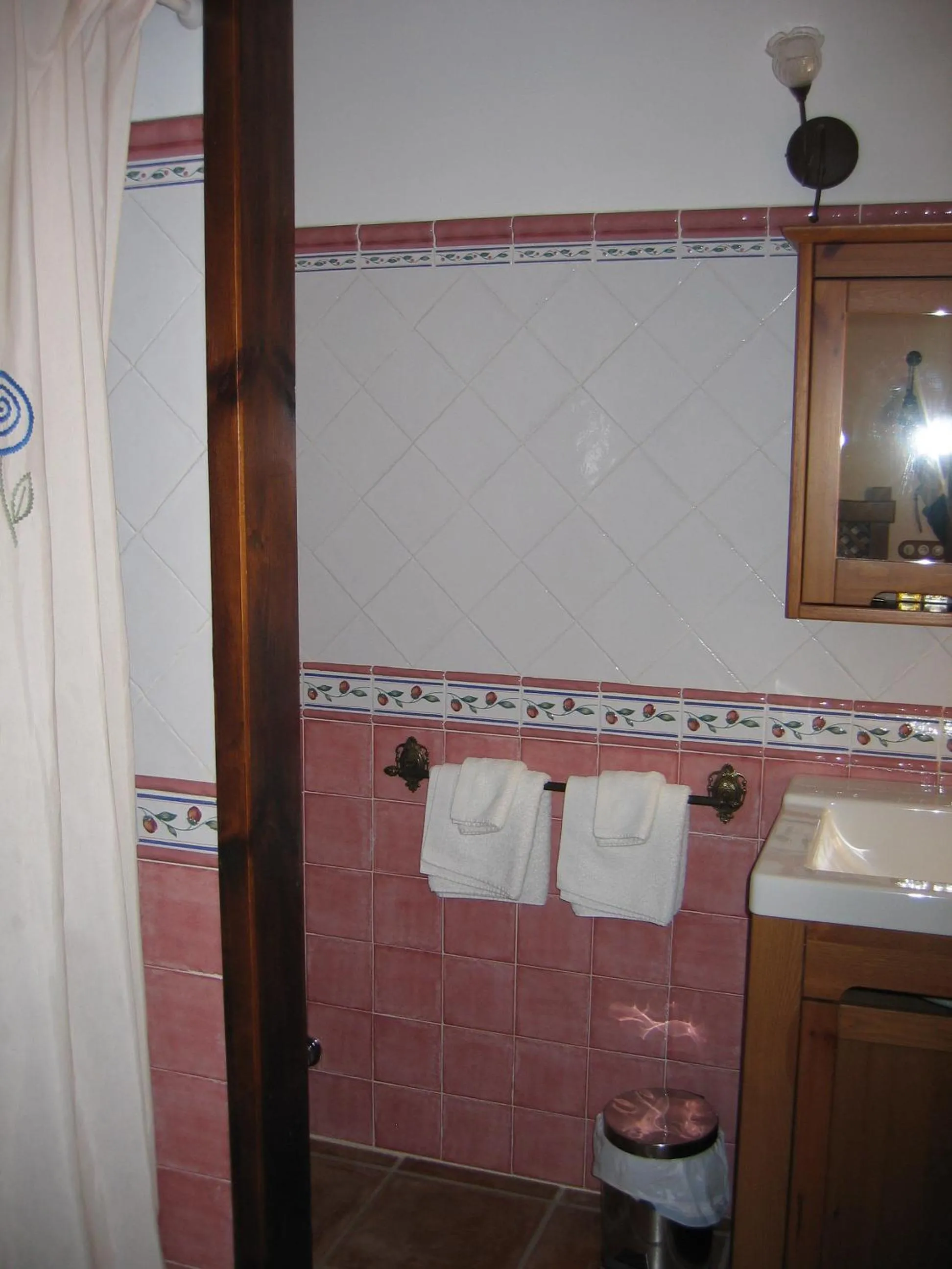 Bathroom in Hotel de Montaña Cueva Ahumada