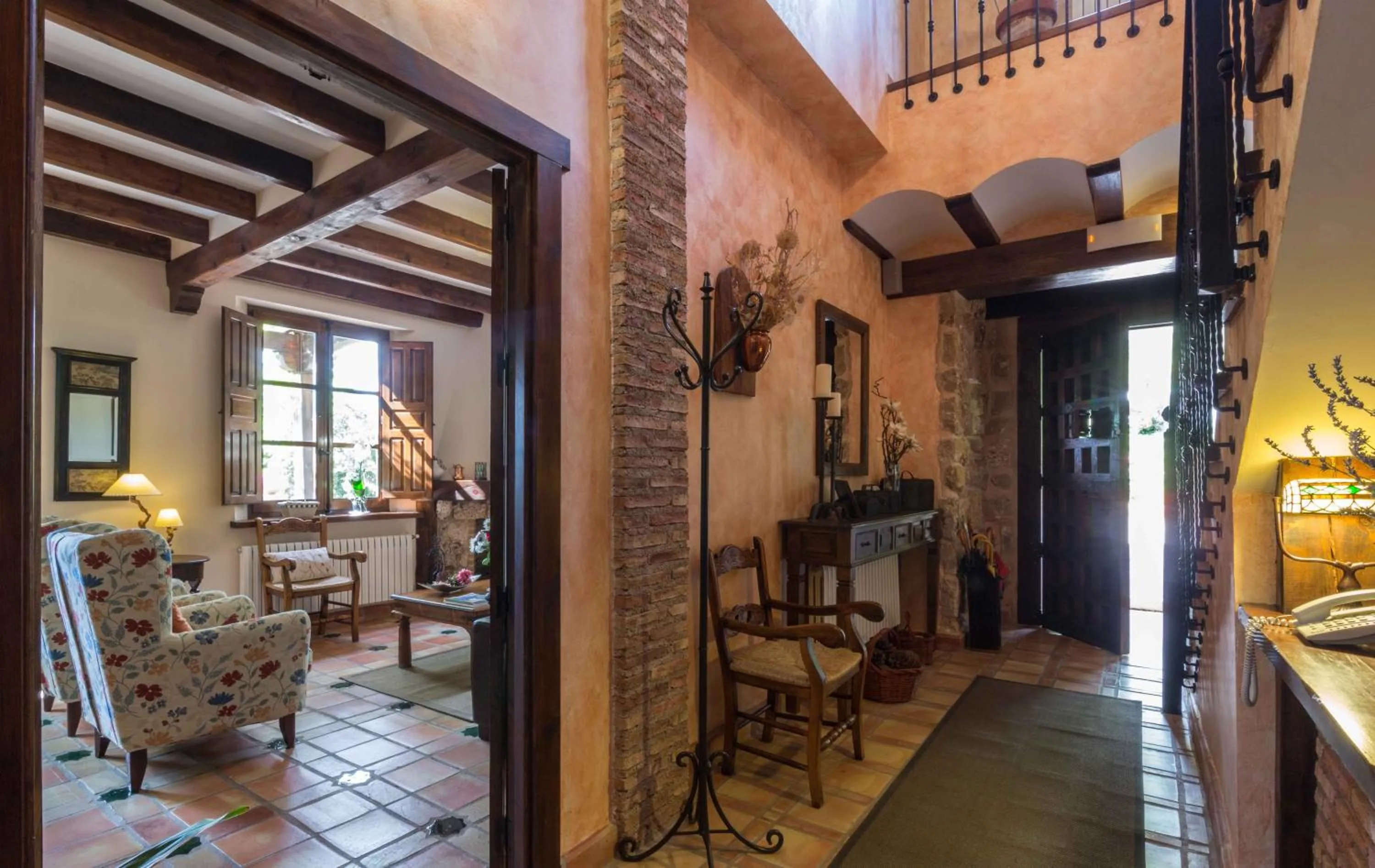 Lobby or reception in Hotel de Montaña Cueva Ahumada