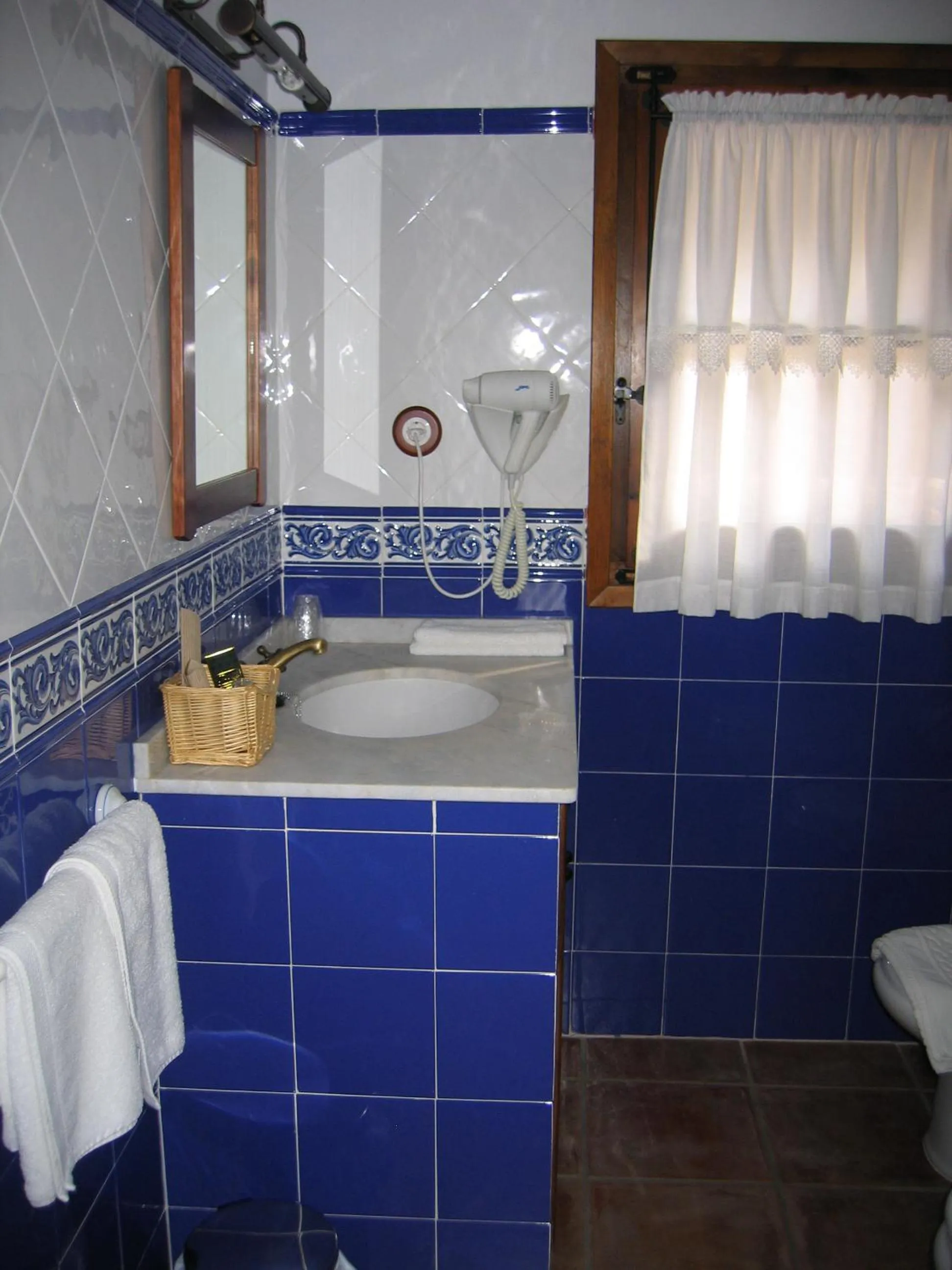 Bathroom in Hotel de Montaña Cueva Ahumada