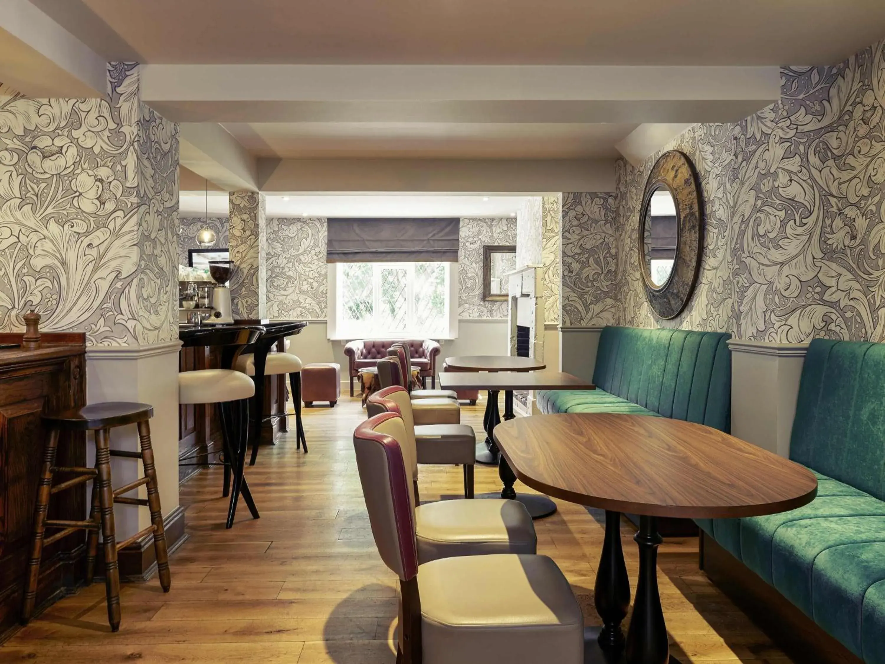 Lounge or bar in Mercure Thame Lambert Hotel Lounge or bar in Mercure Thame Lambert Hotel