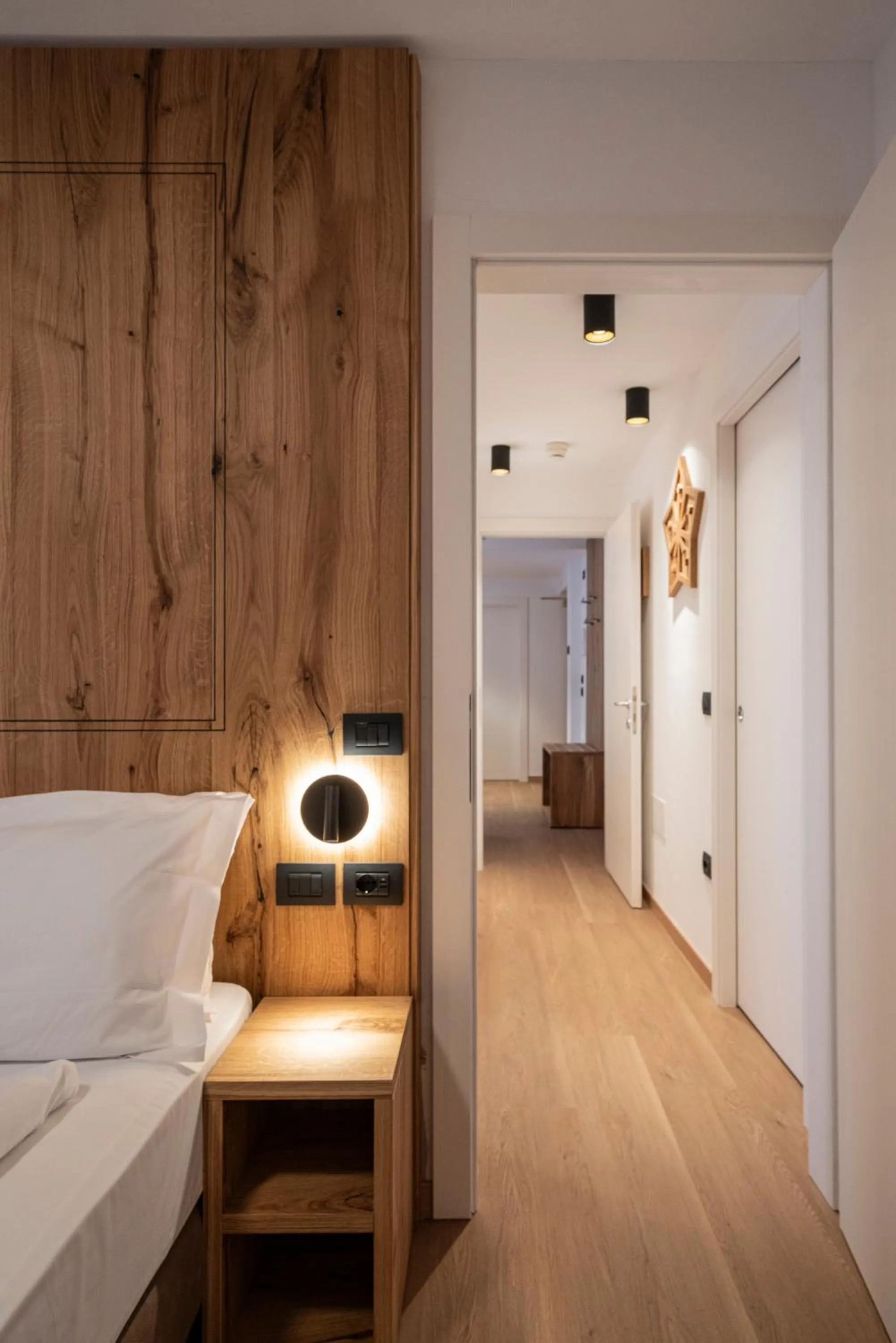 Photo of the whole room, Bed in Residence Contrin