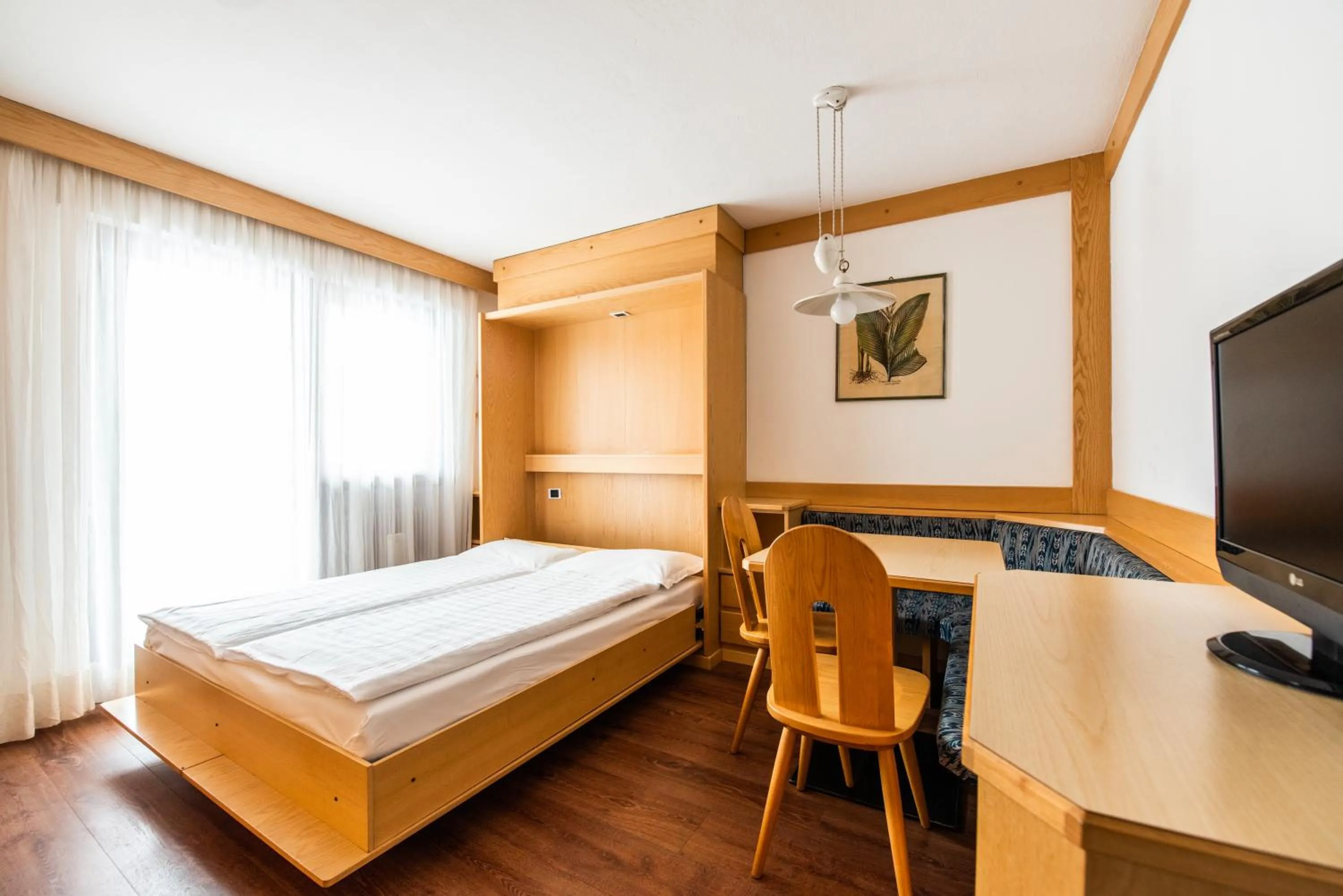 Photo of the whole room, Bed in Residence Contrin