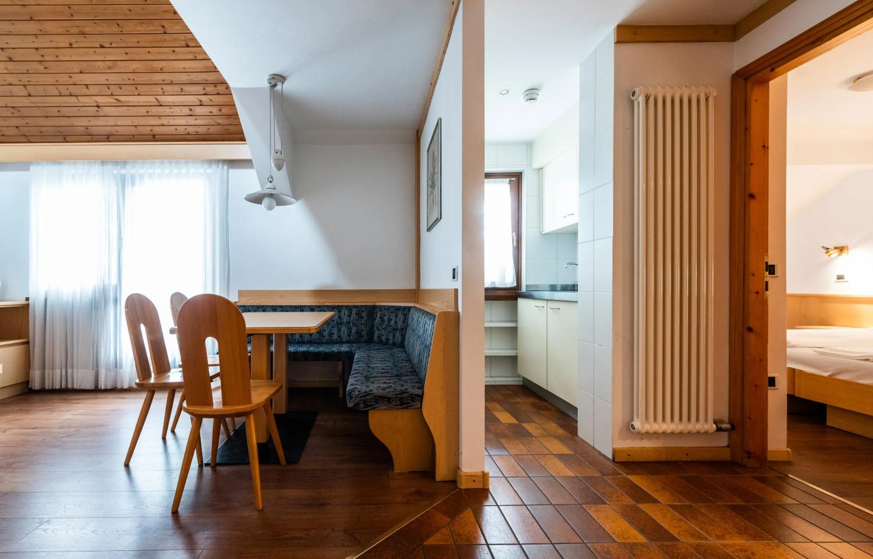 Photo of the whole room, Bed in Residence Contrin