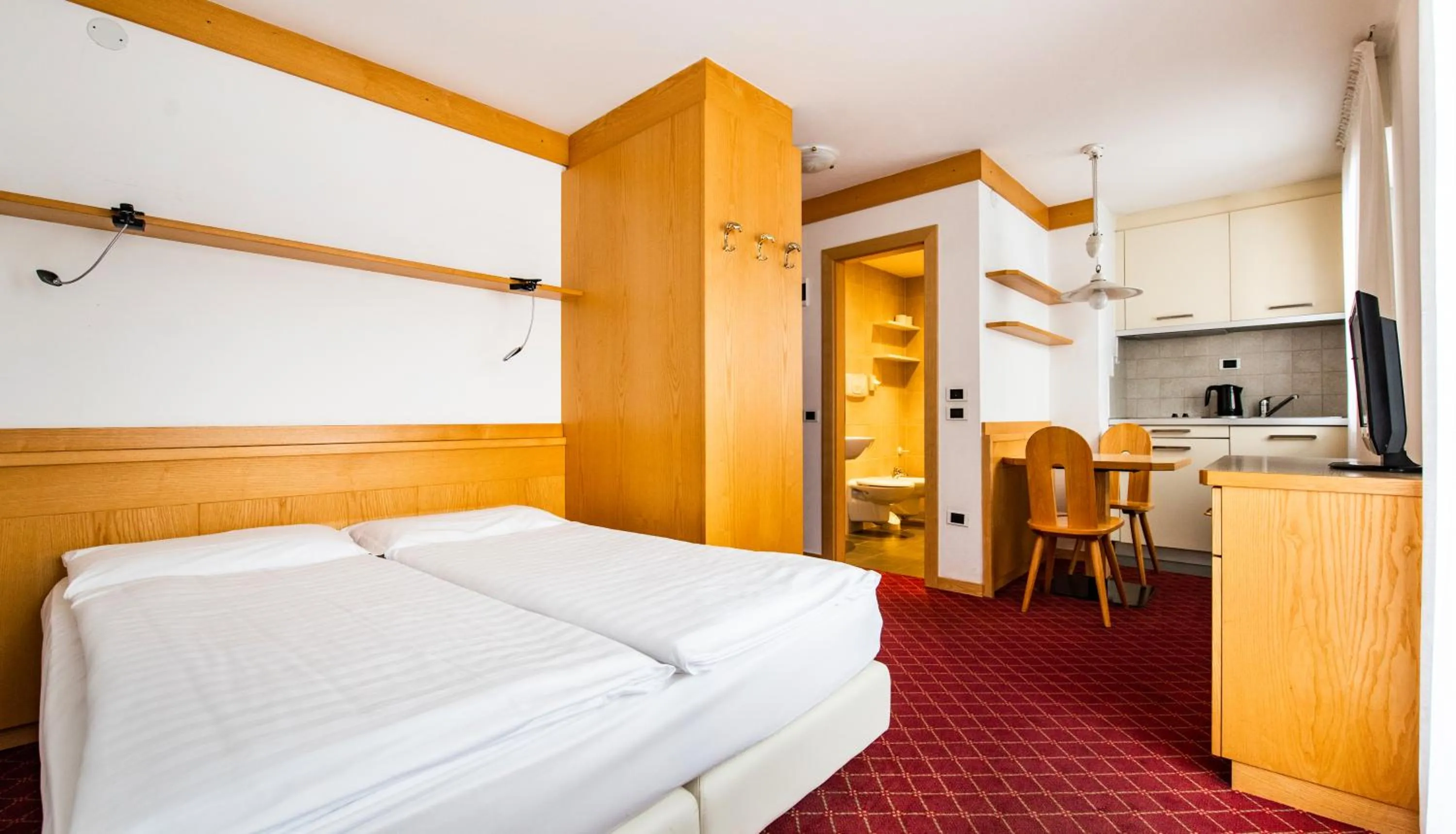 Photo of the whole room, Bed in Residence Contrin