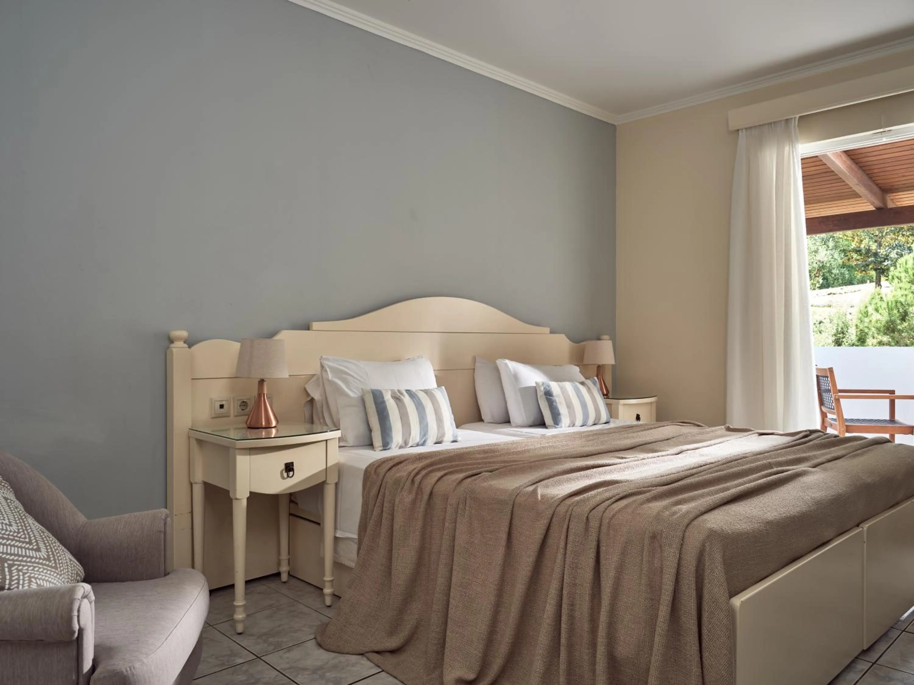 Bedroom, Bed in Windmill Hotel