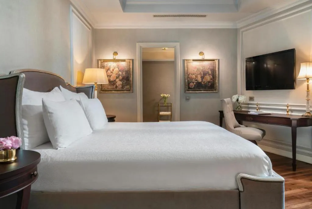 Bed in Rixos Pera Istanbul