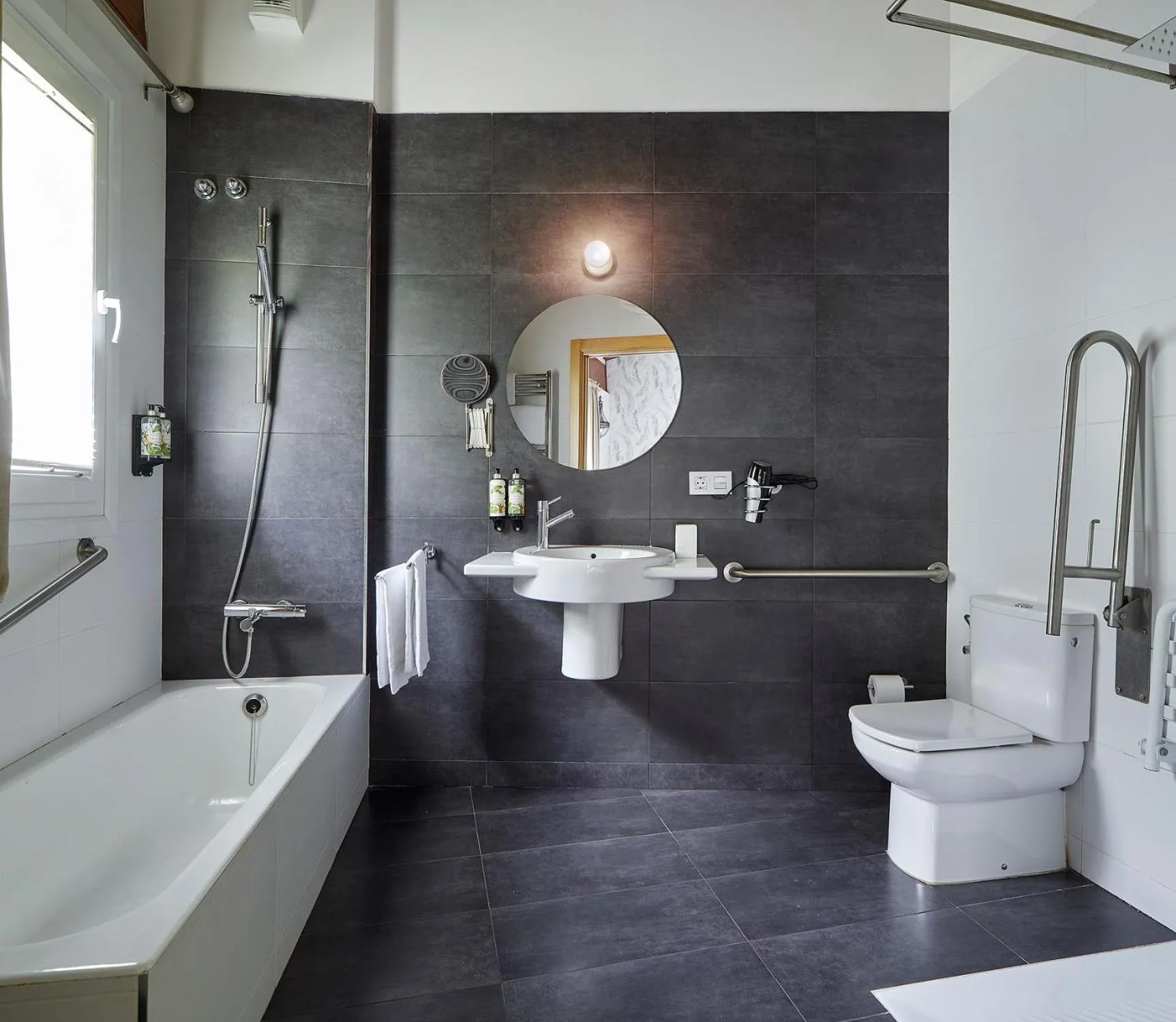 Bath in Hotel Boutique Txanka Erreka PARKING INCLUIDO