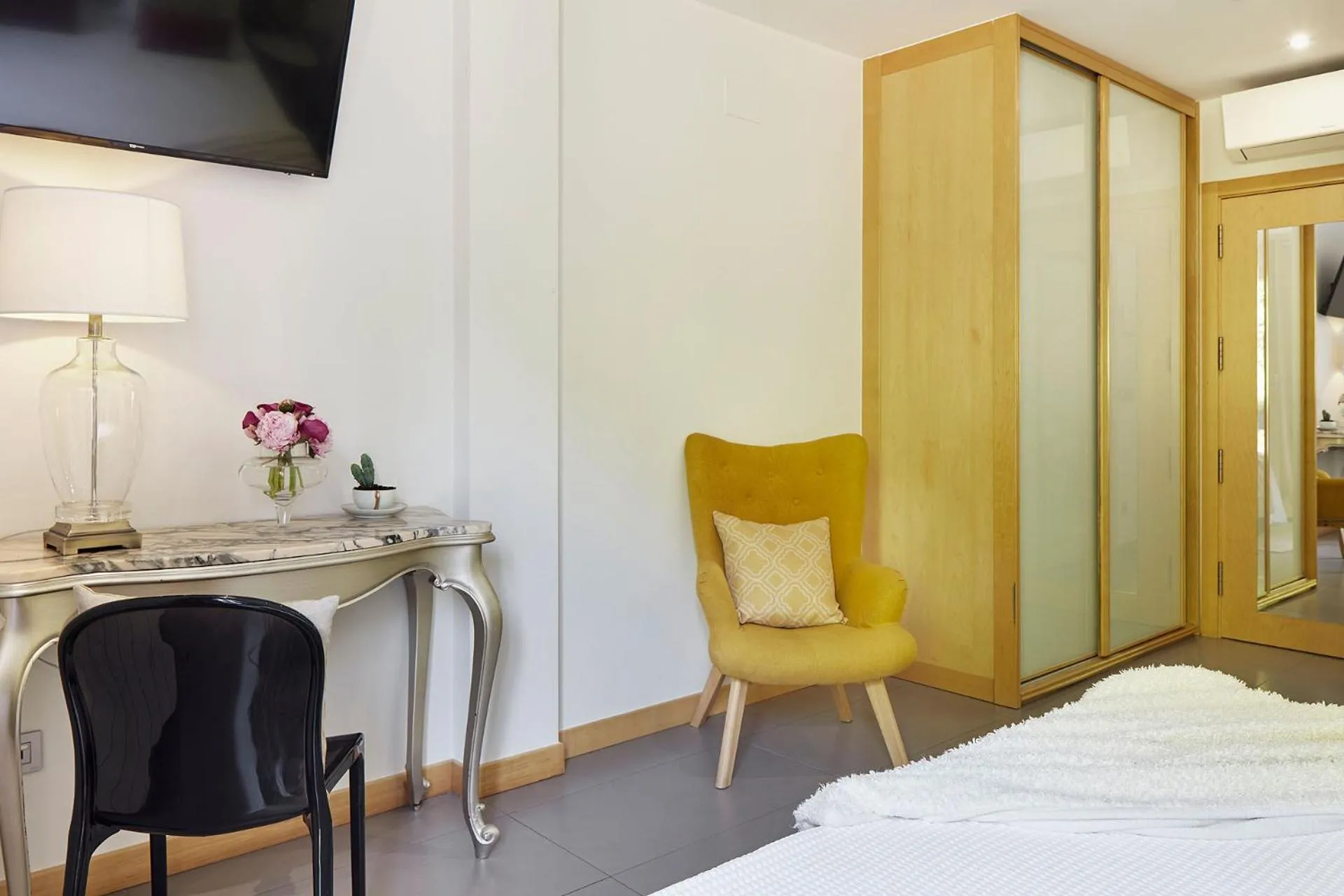 Photo of the whole room in Hotel Boutique Txanka Erreka PARKING INCLUIDO