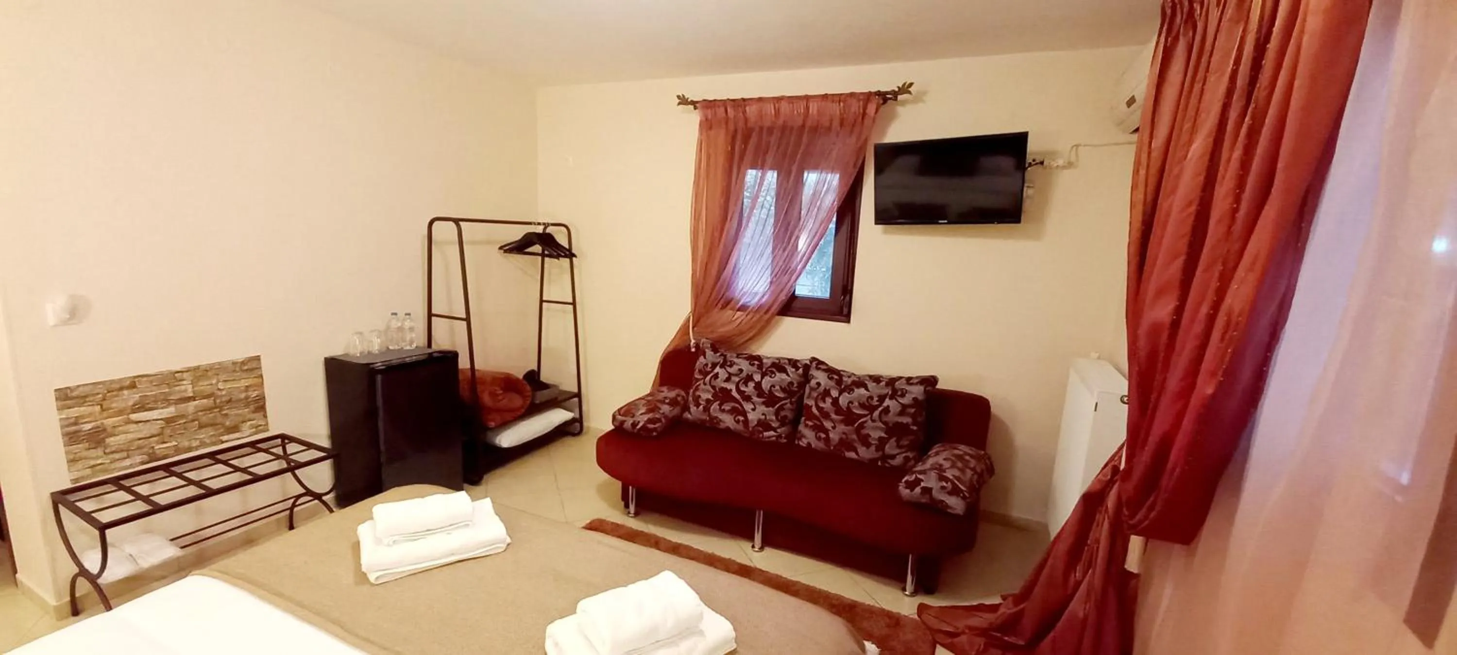 Photo of the whole room, Bed in Anesis