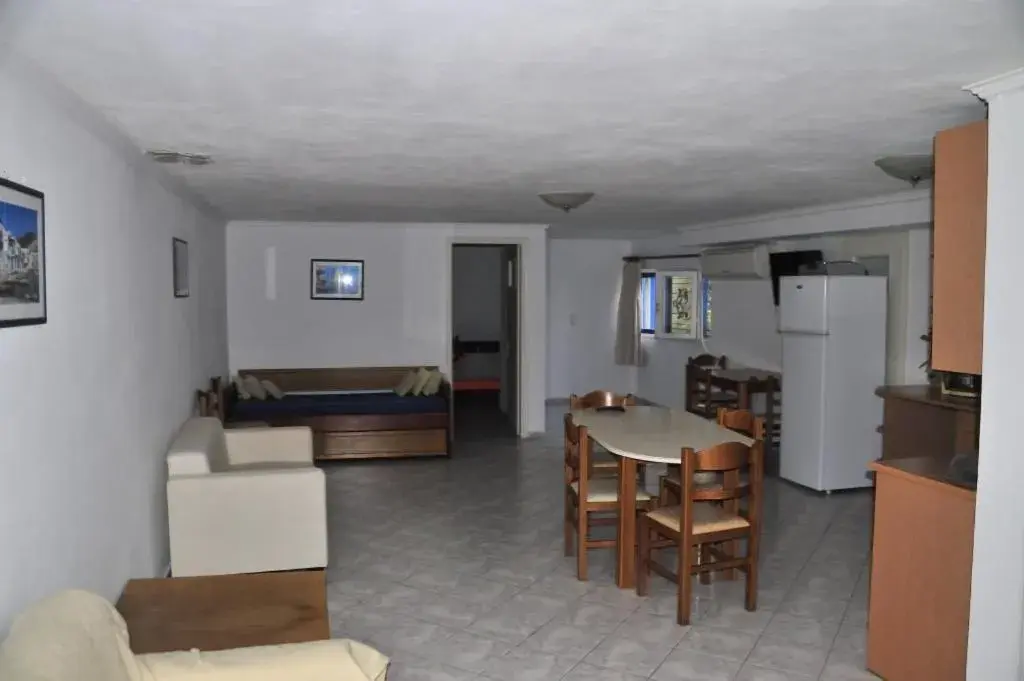 Semi Ground in Milos Bay Suites Semi Ground in Milos Bay Suites