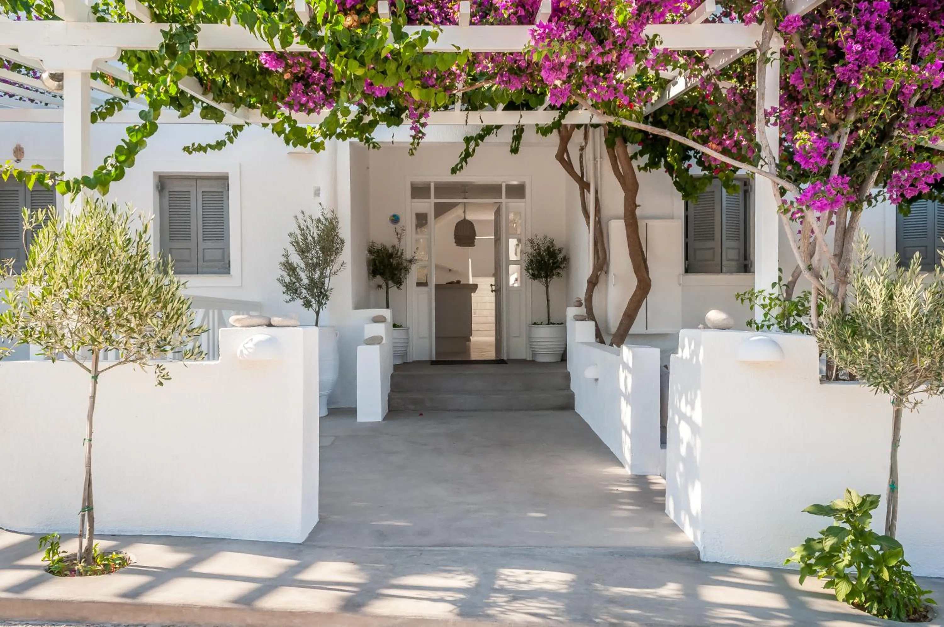 Facade/entrance in Milos Bay Suites