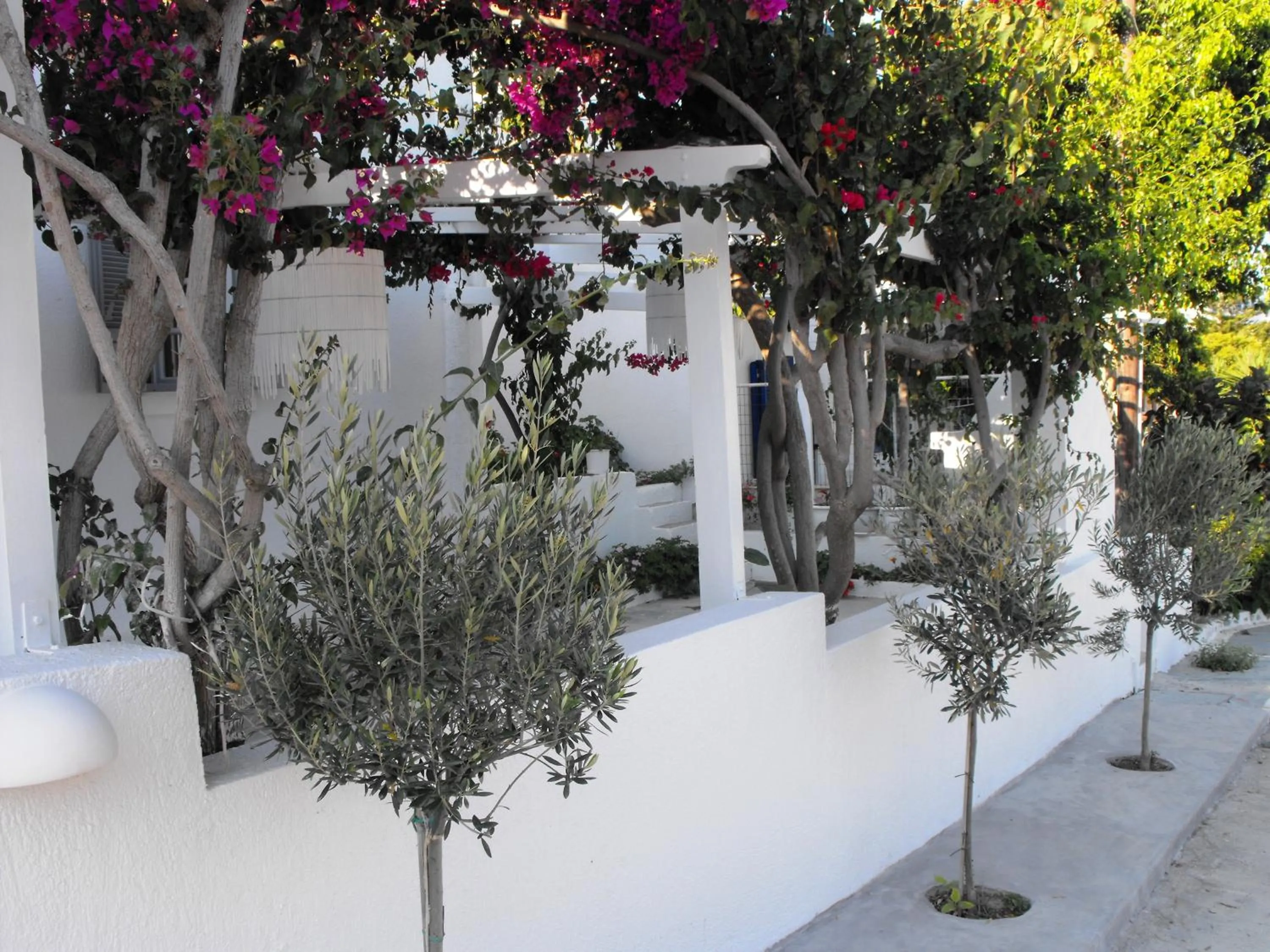 Facade/entrance in Milos Bay Suites