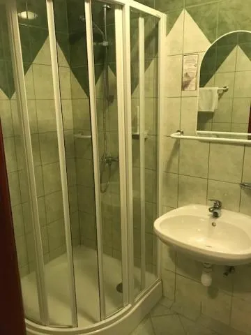 Bathroom in Rábensteiner Panzió