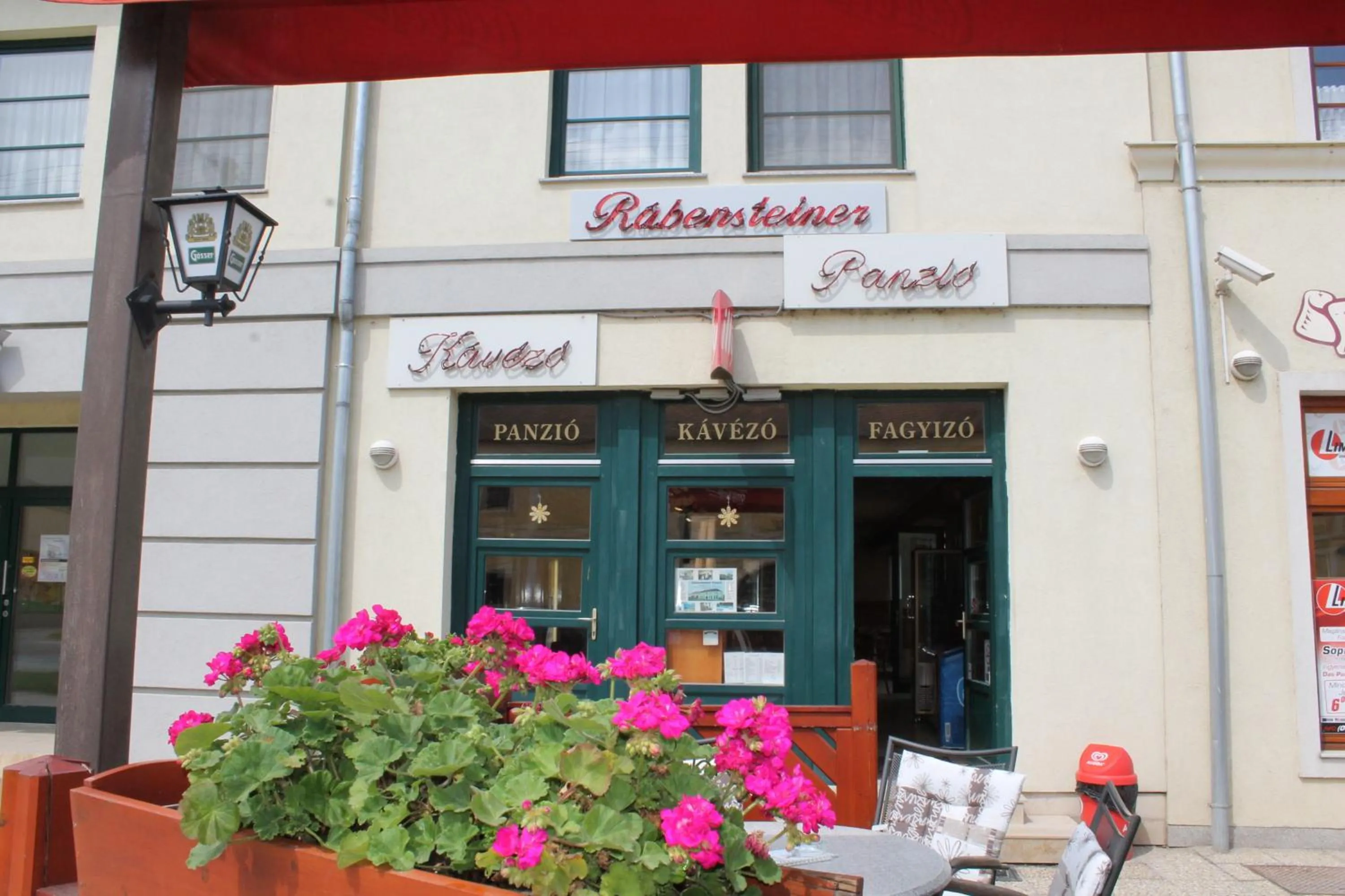Facade/entrance in Rábensteiner Panzió