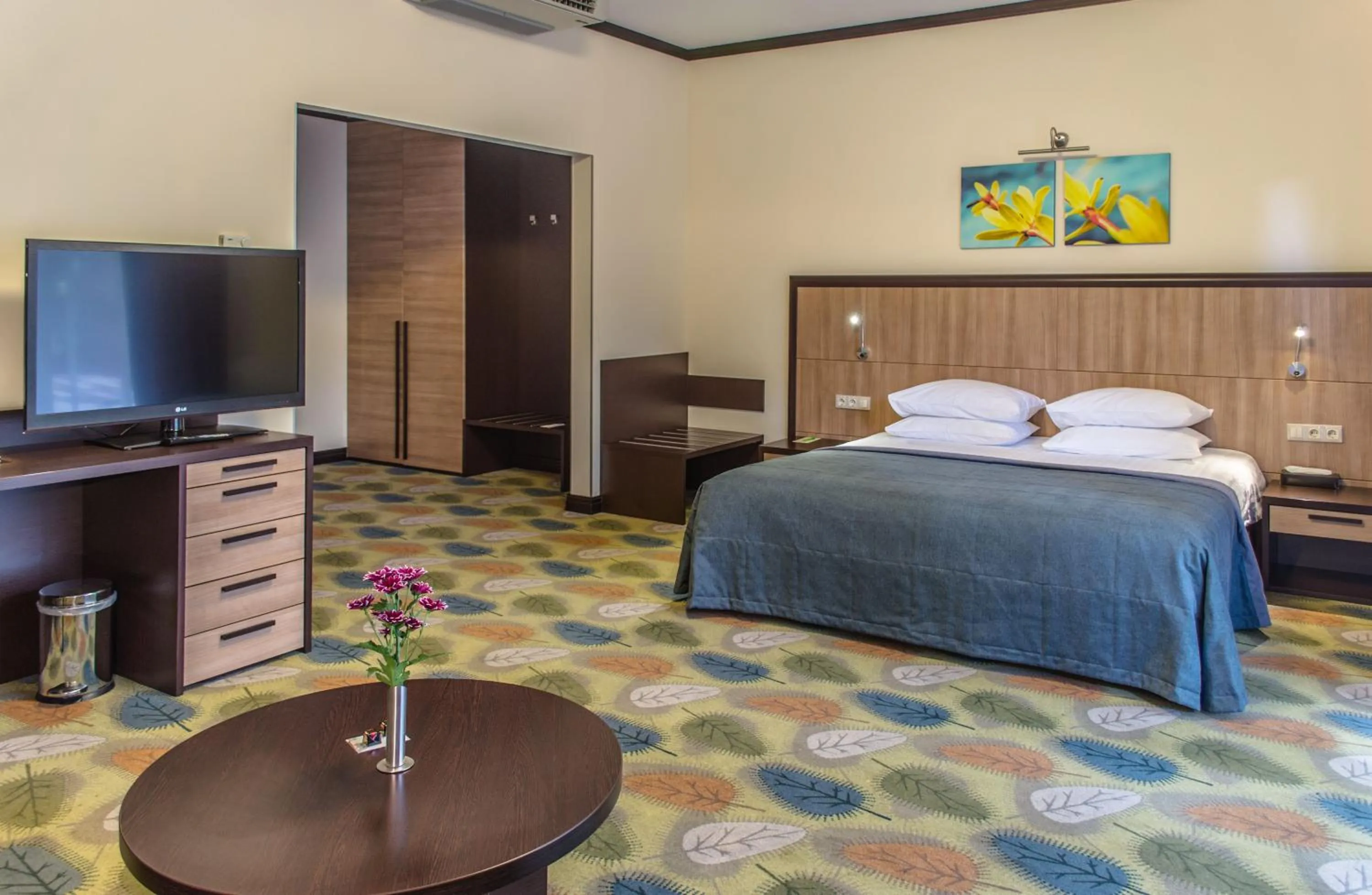 Photo of the whole room, Bed in Park-Hotel Golosievo