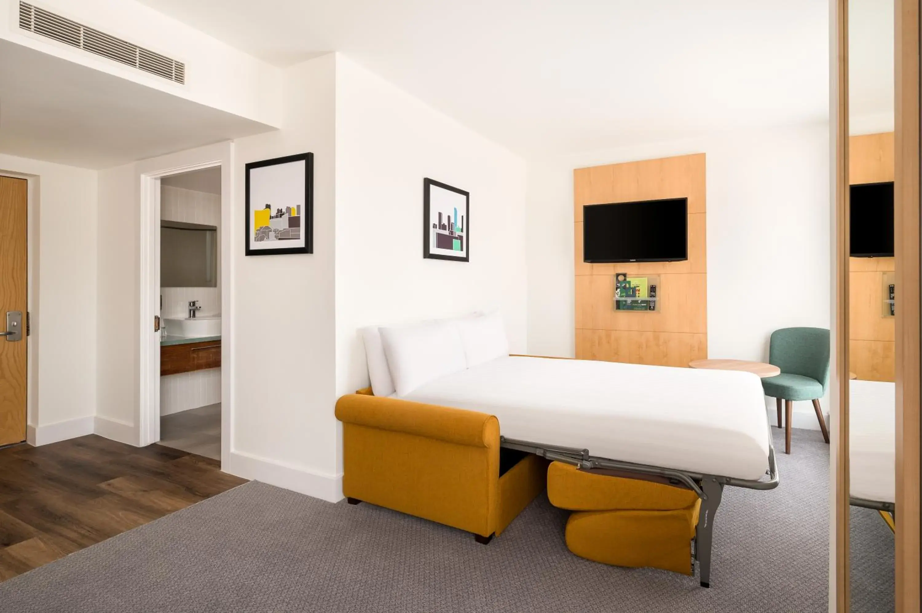 Bedroom in Holiday Inn Birmingham City by IHG Bedroom in Holiday Inn Birmingham City by IHG