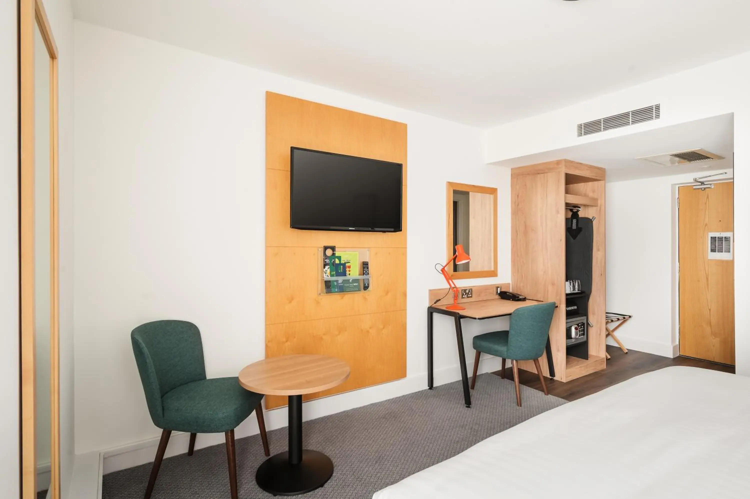 Bedroom, Bed in Holiday Inn Birmingham City by IHG Bedroom, Bed in Holiday Inn Birmingham City by IHG