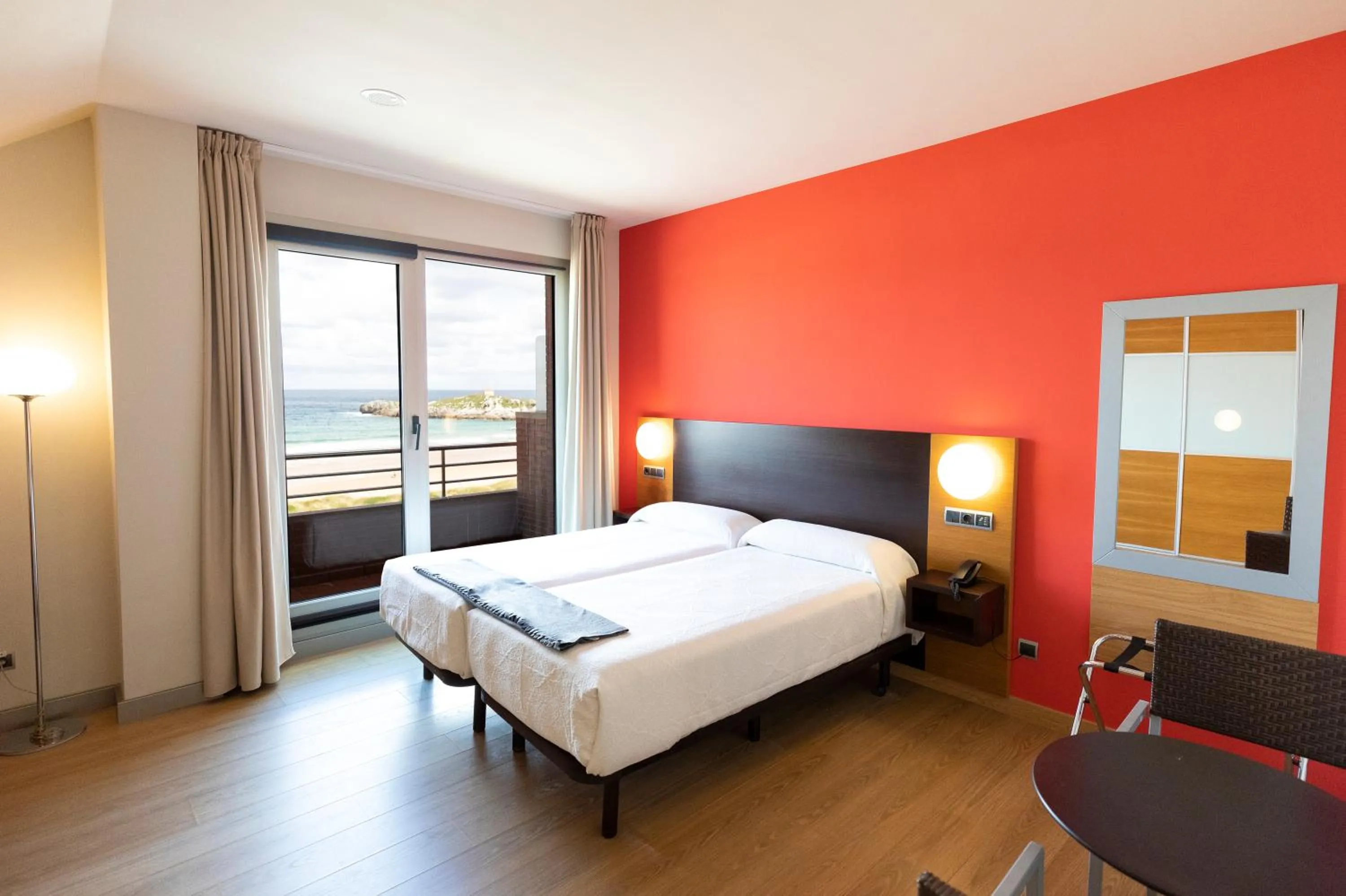 Bedroom in Hotel Marítimo Ris con garaje