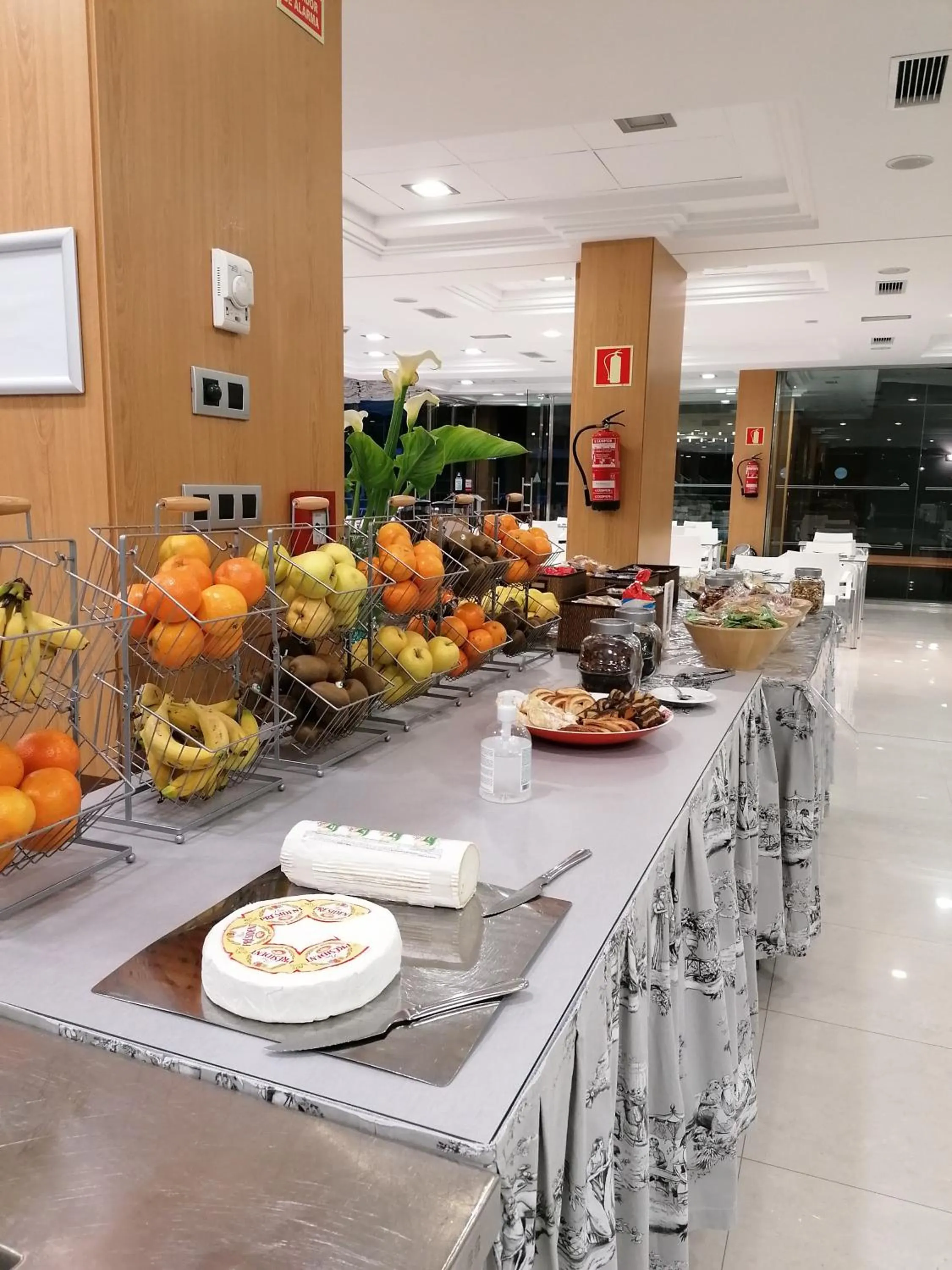 Buffet breakfast in Hotel Marítimo Ris con garaje