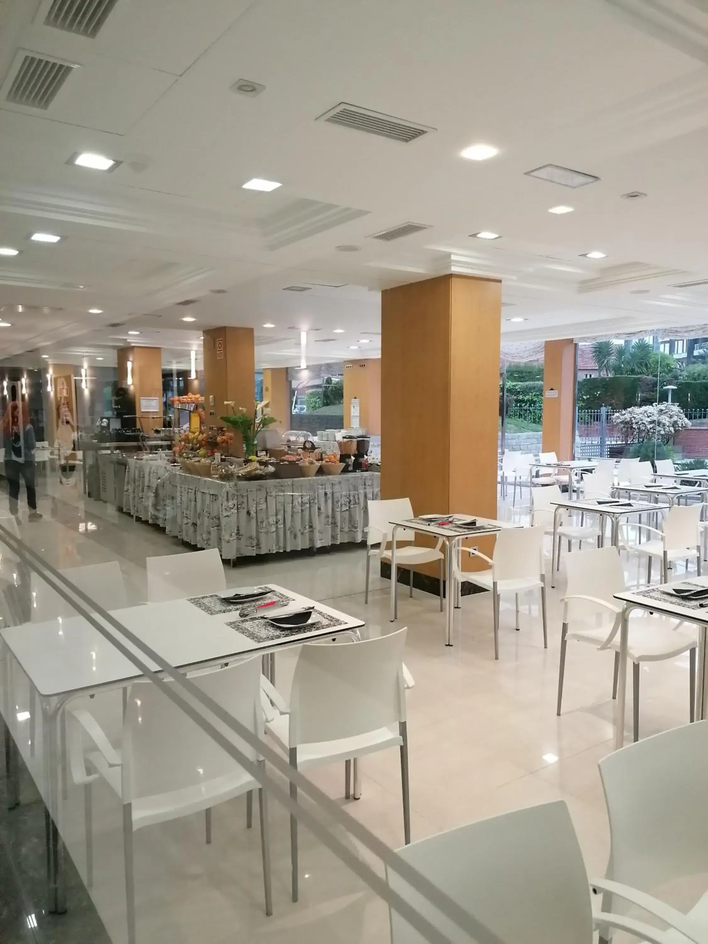 Buffet breakfast in Hotel Marítimo Ris con garaje Buffet breakfast in Hotel Marítimo Ris con garaje