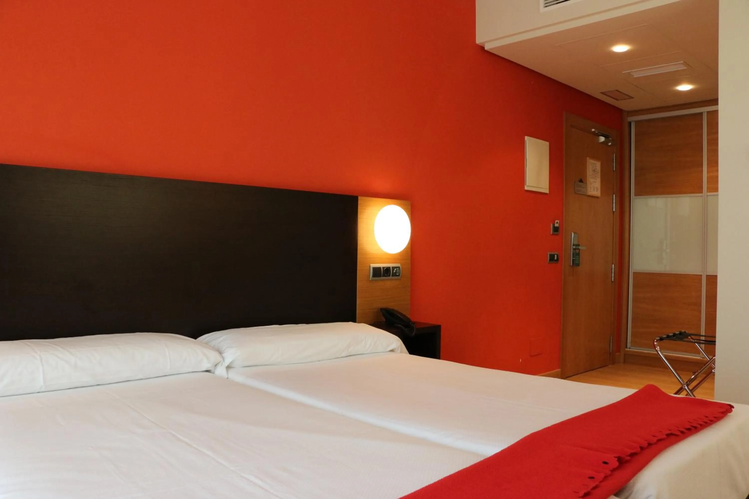 Bedroom in Hotel Marítimo Ris con garaje