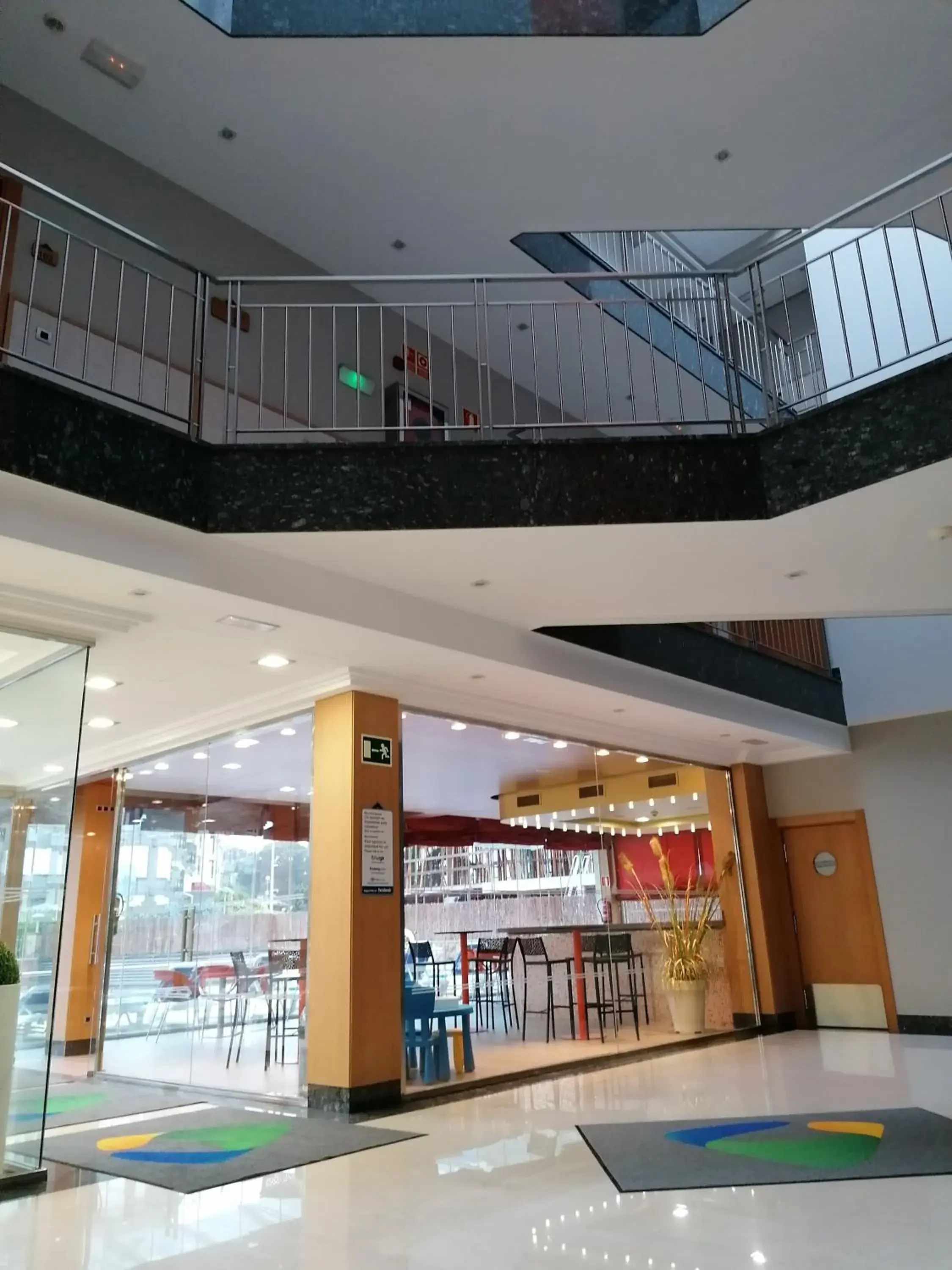 Lounge or bar in Hotel Marítimo Ris con garaje Lounge or bar in Hotel Marítimo Ris con garaje