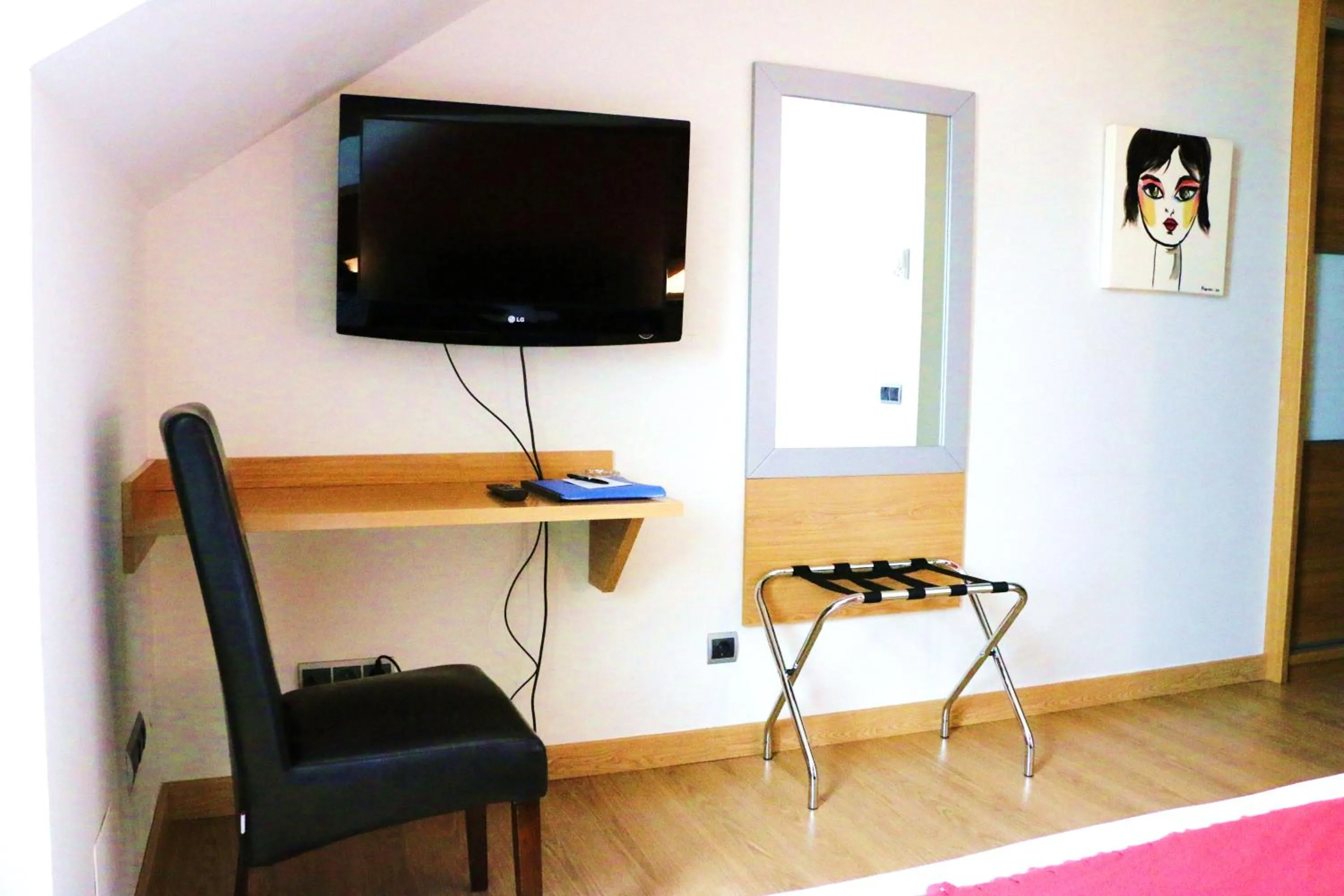 TV and multimedia in Hotel Marítimo Ris con garaje