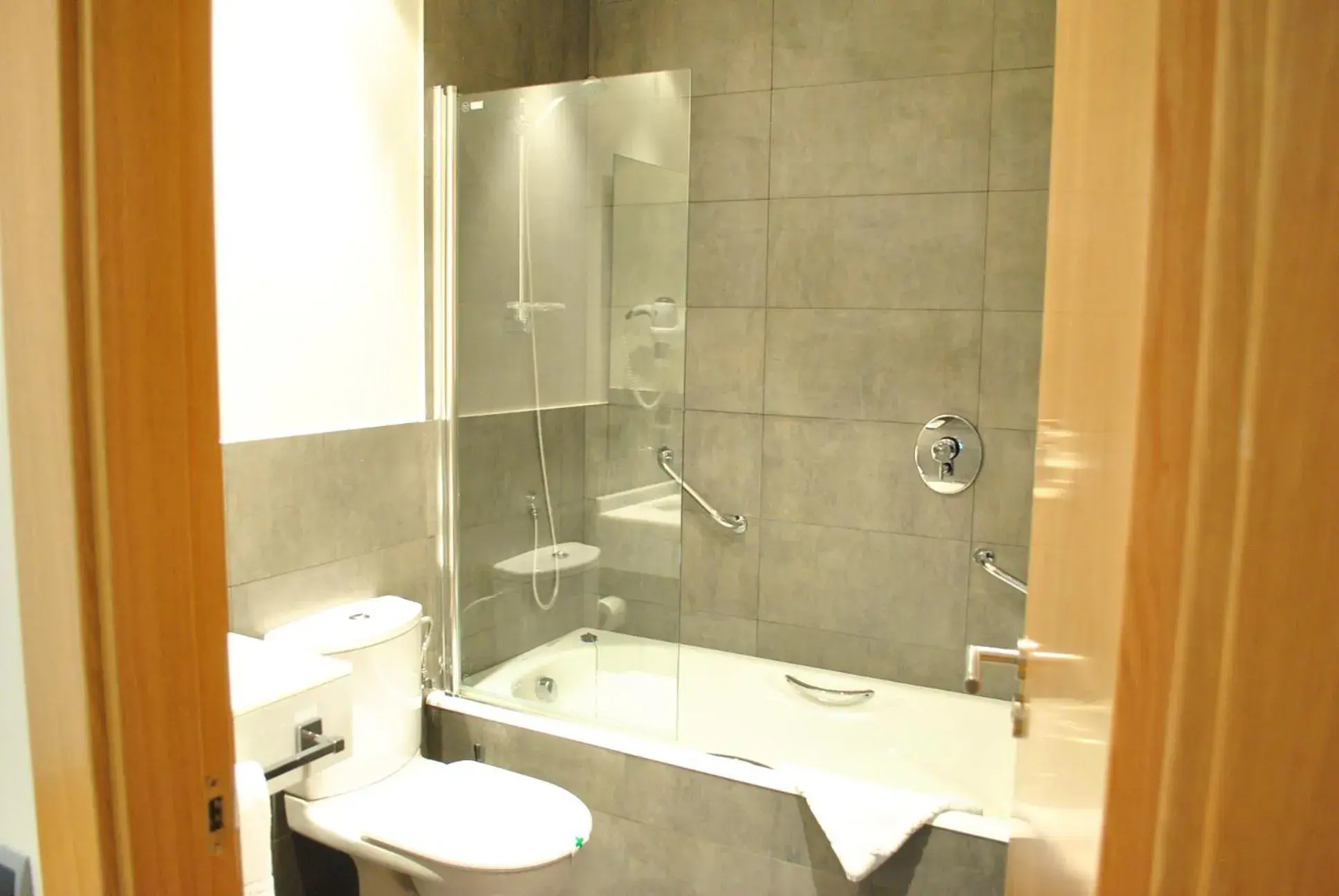 Bathroom in Hotel Marítimo Ris con garaje Bathroom in Hotel Marítimo Ris con garaje