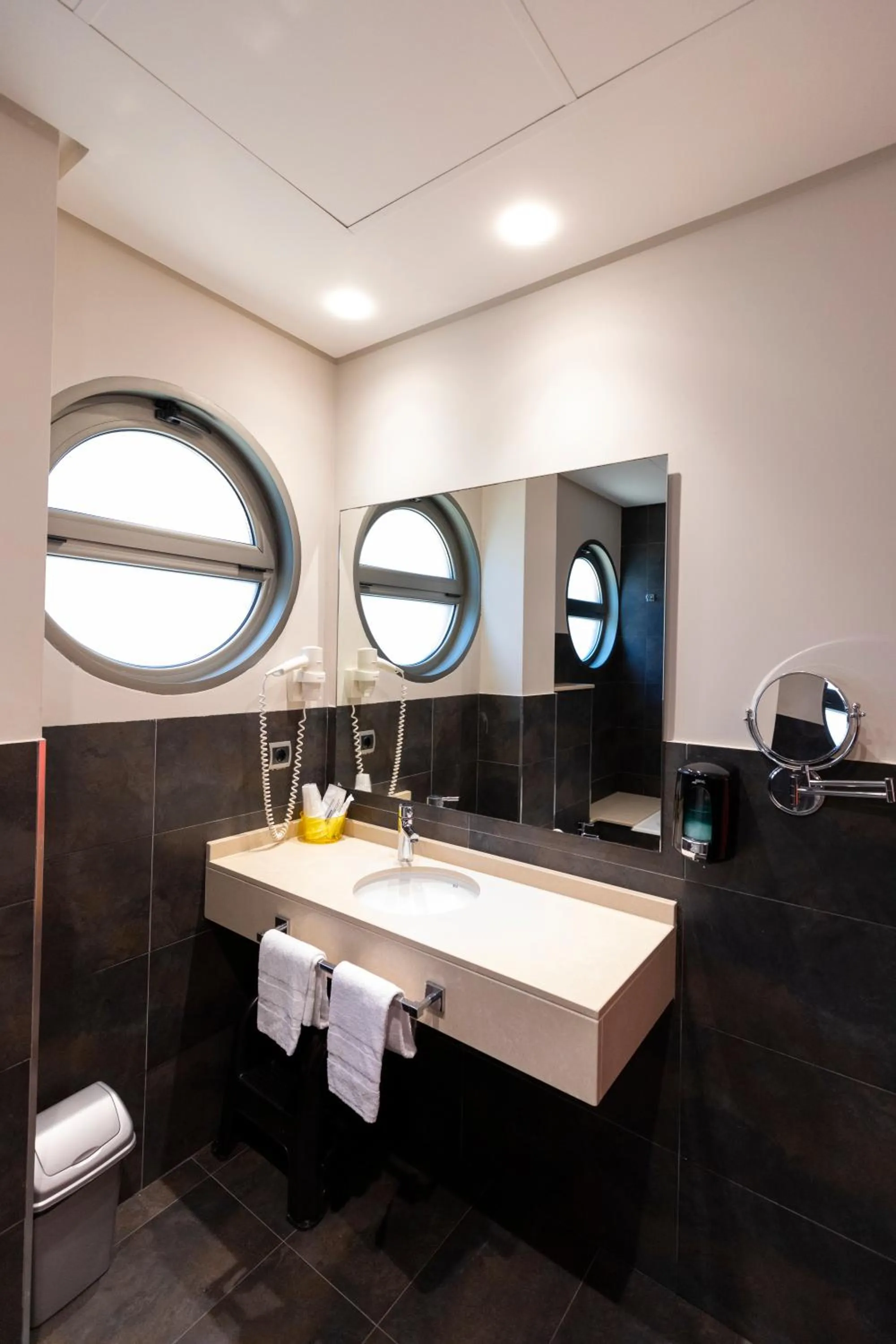 Bathroom in Hotel Marítimo Ris con garaje