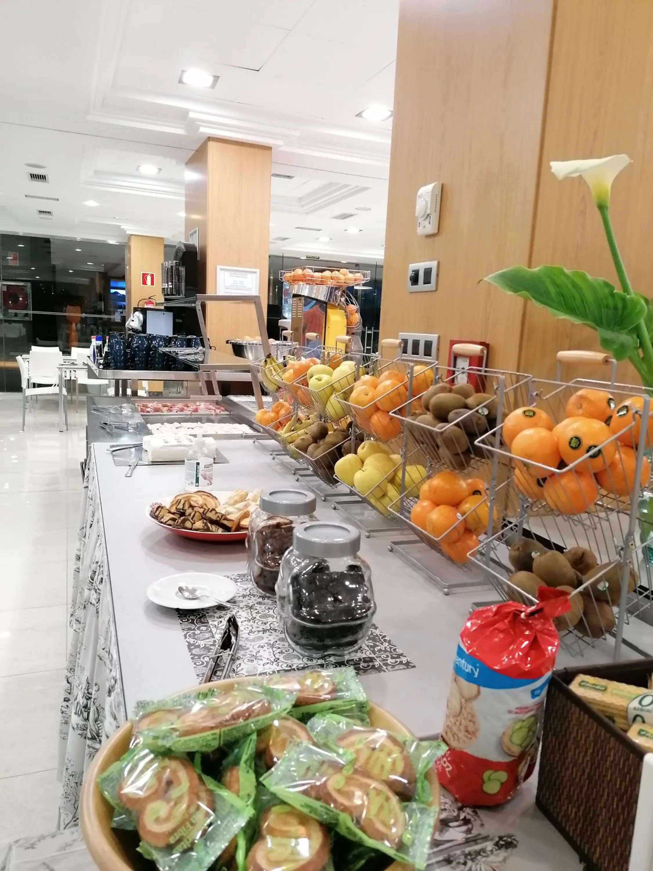 Buffet breakfast in Hotel Marítimo Ris con garaje