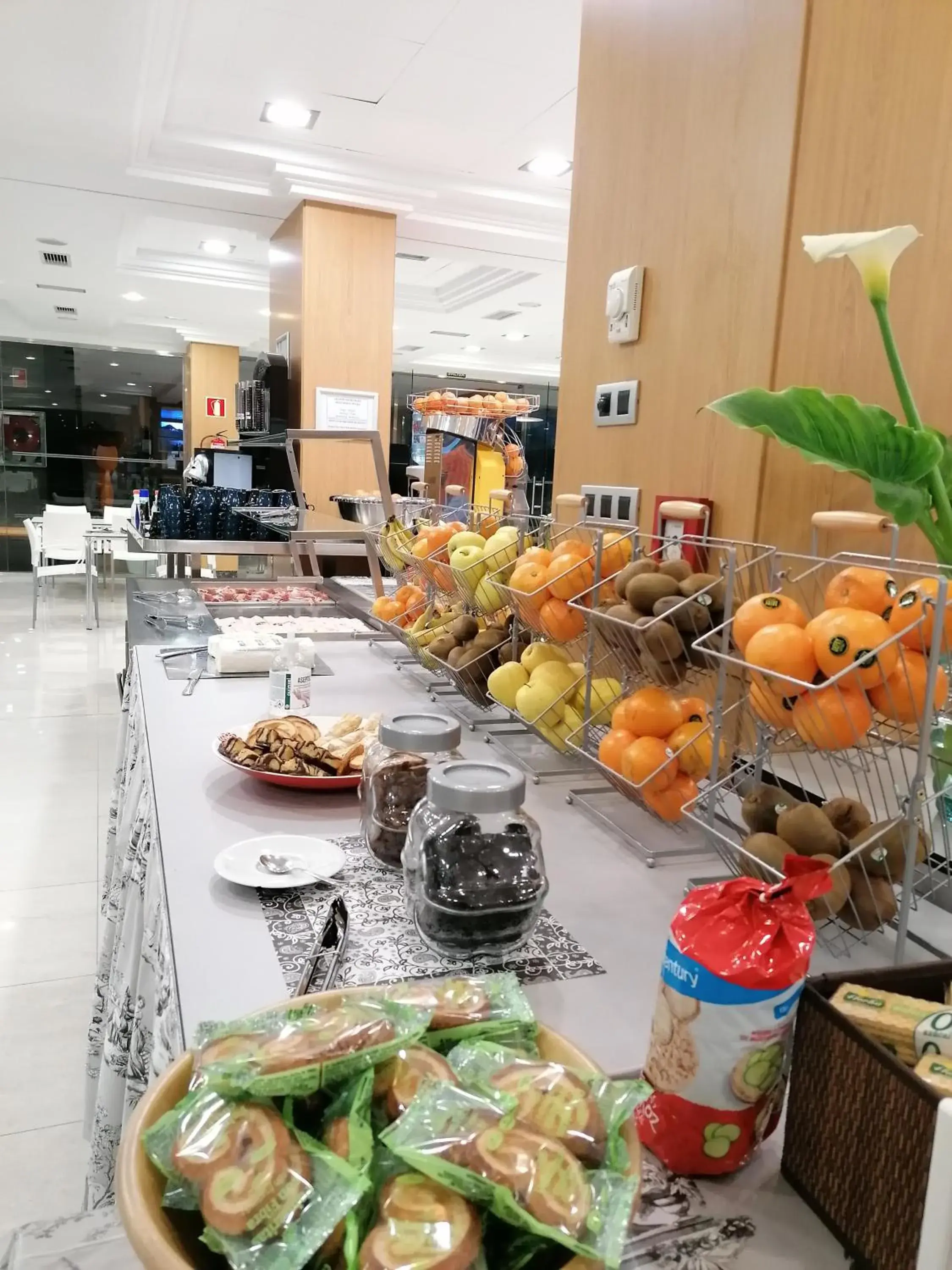 Buffet breakfast in Hotel Marítimo Ris con garaje Buffet breakfast in Hotel Marítimo Ris con garaje