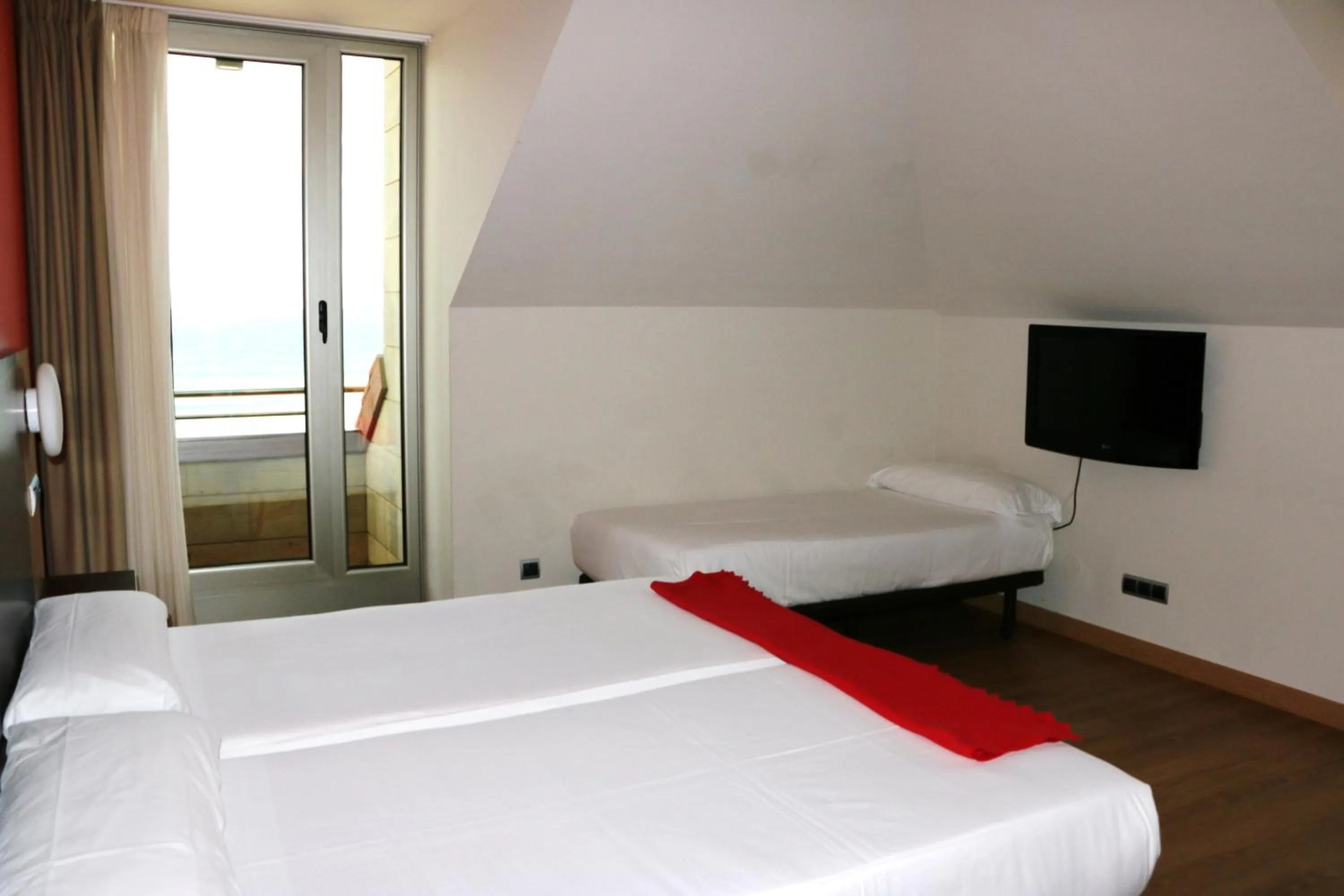 Bedroom in Hotel Marítimo Ris con garaje