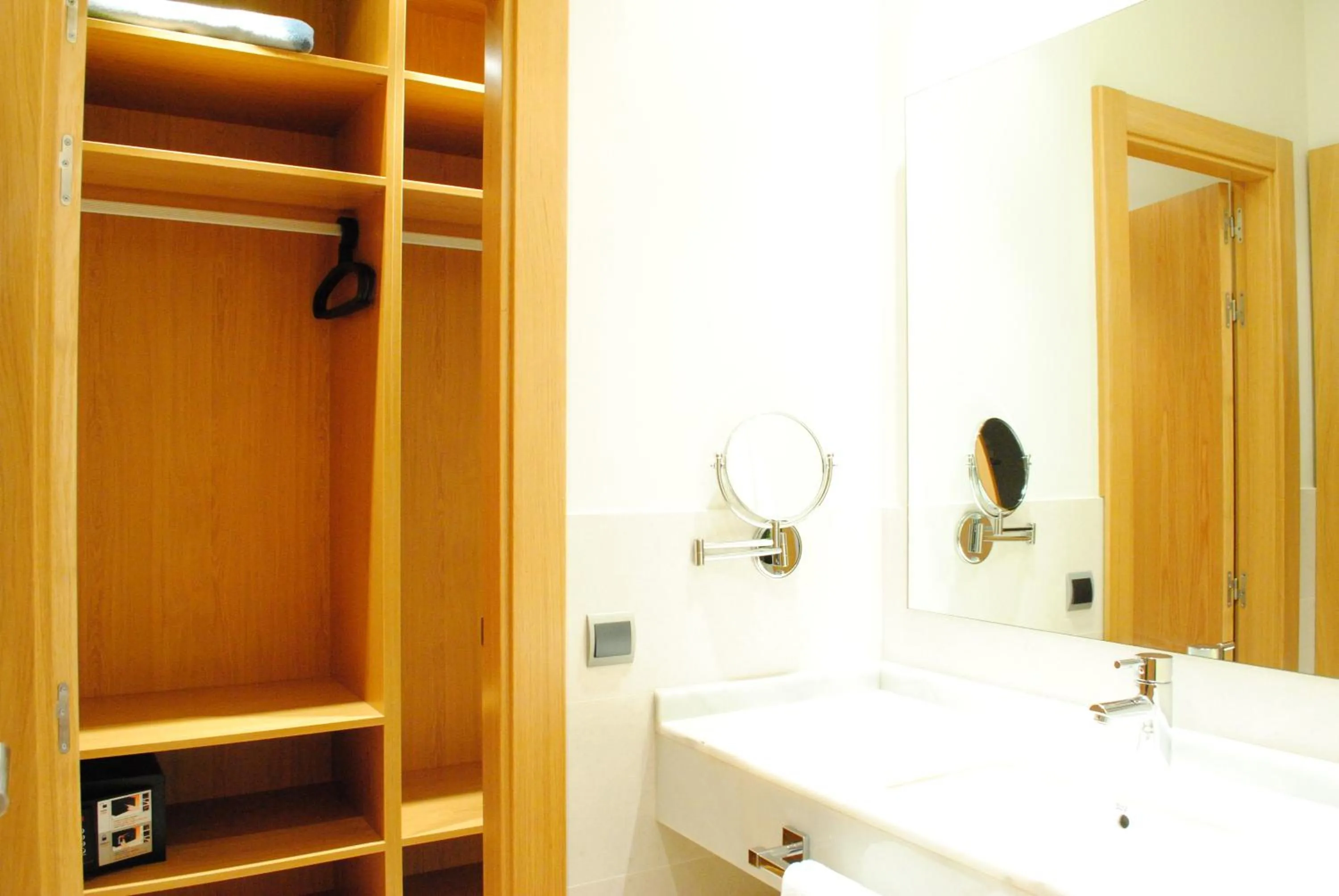 Bathroom in Hotel Marítimo Ris con garaje