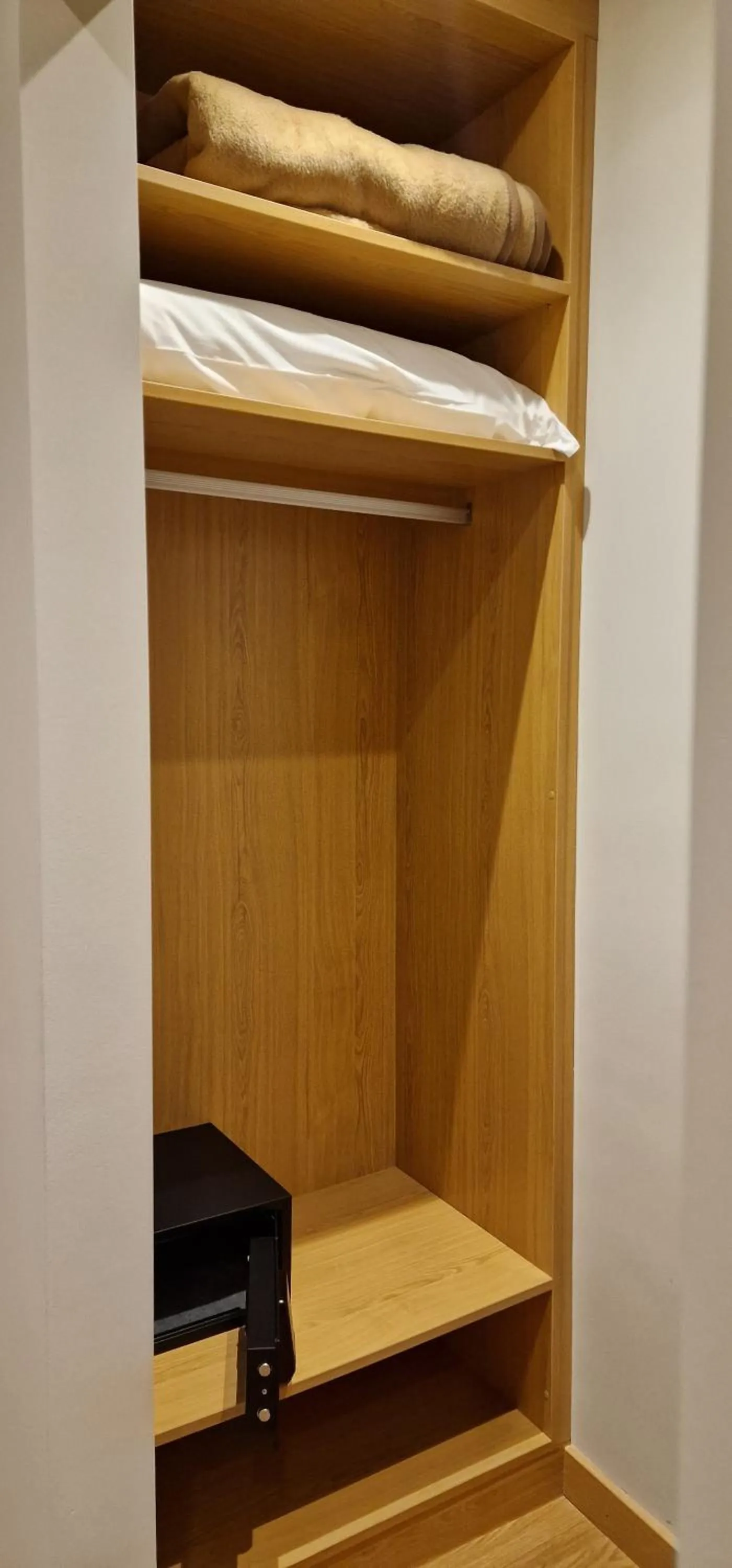 wardrobe in Hotel Marítimo Ris con garaje