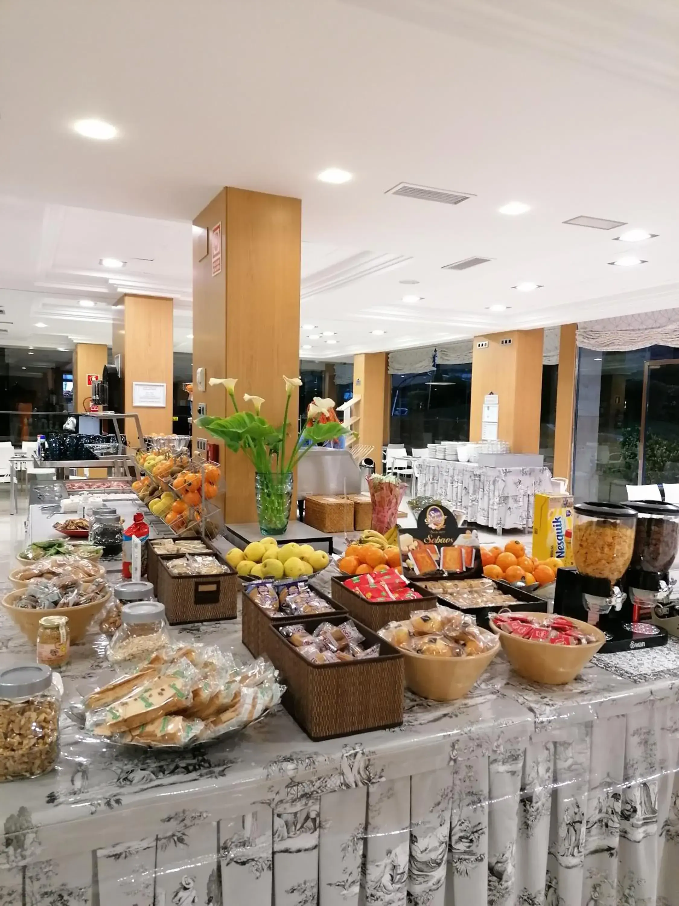 Buffet breakfast in Hotel Marítimo Ris con garaje Buffet breakfast in Hotel Marítimo Ris con garaje