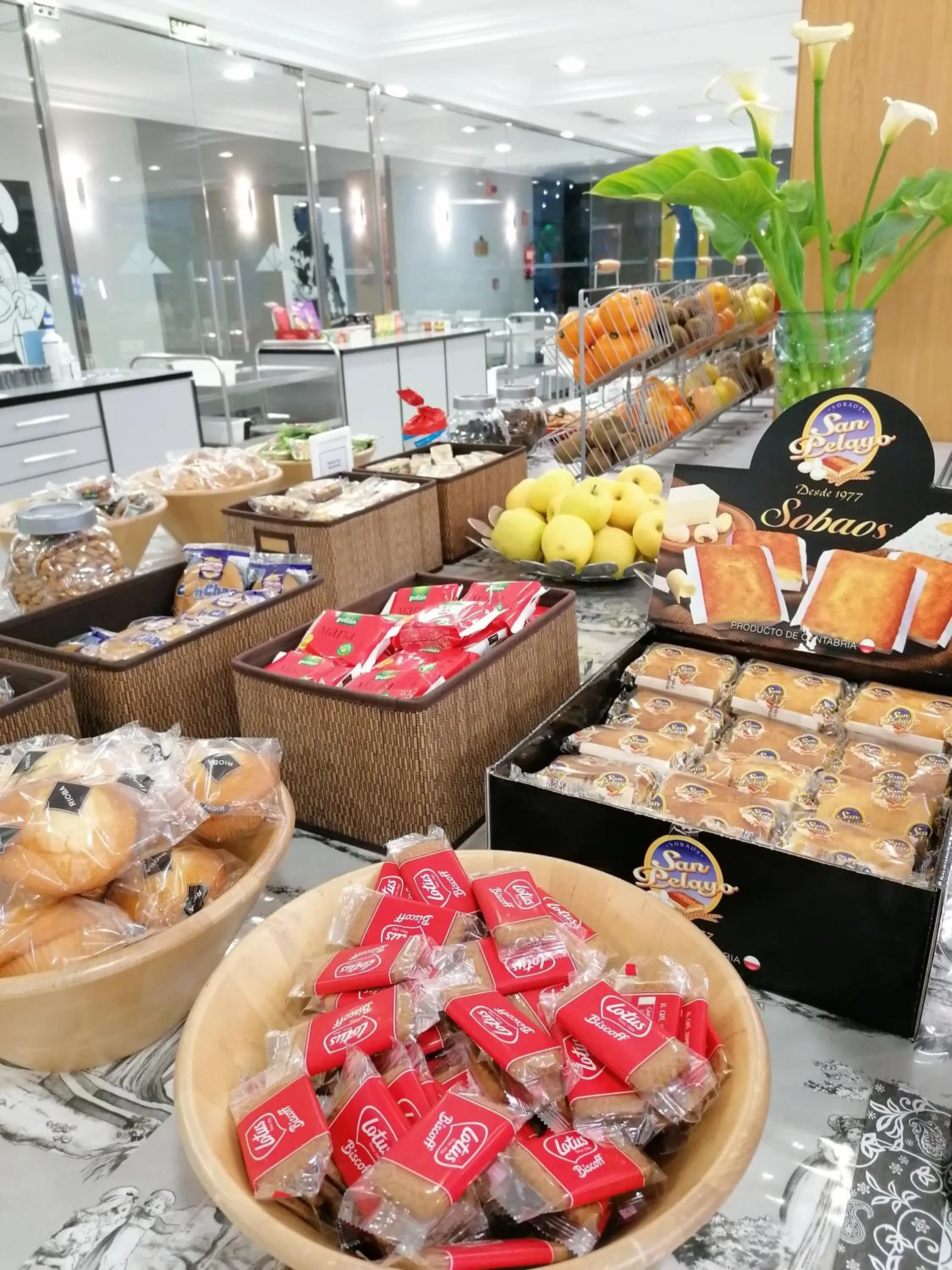 Buffet breakfast in Hotel Marítimo Ris con garaje