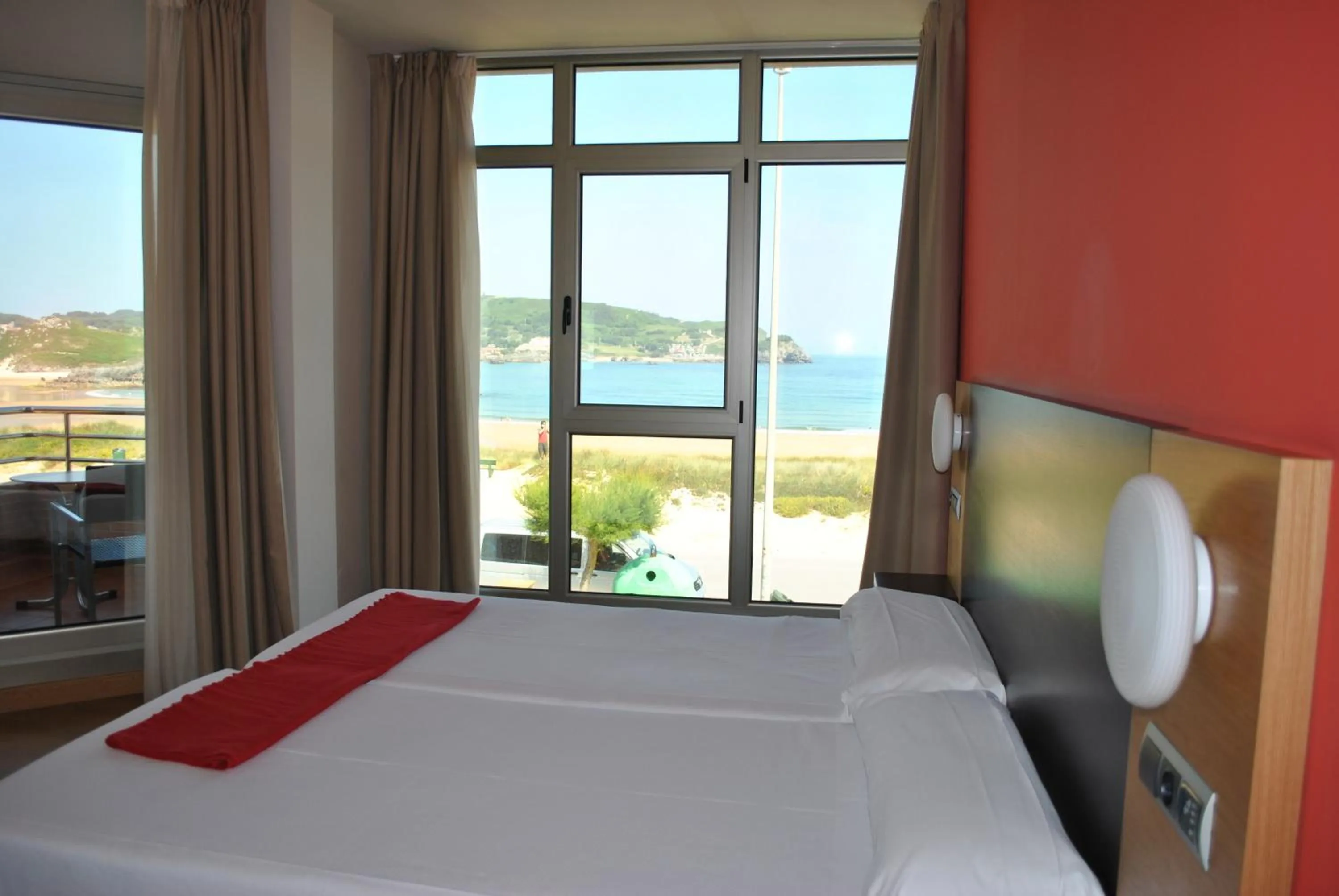 Photo of the whole room in Hotel Marítimo Ris con garaje