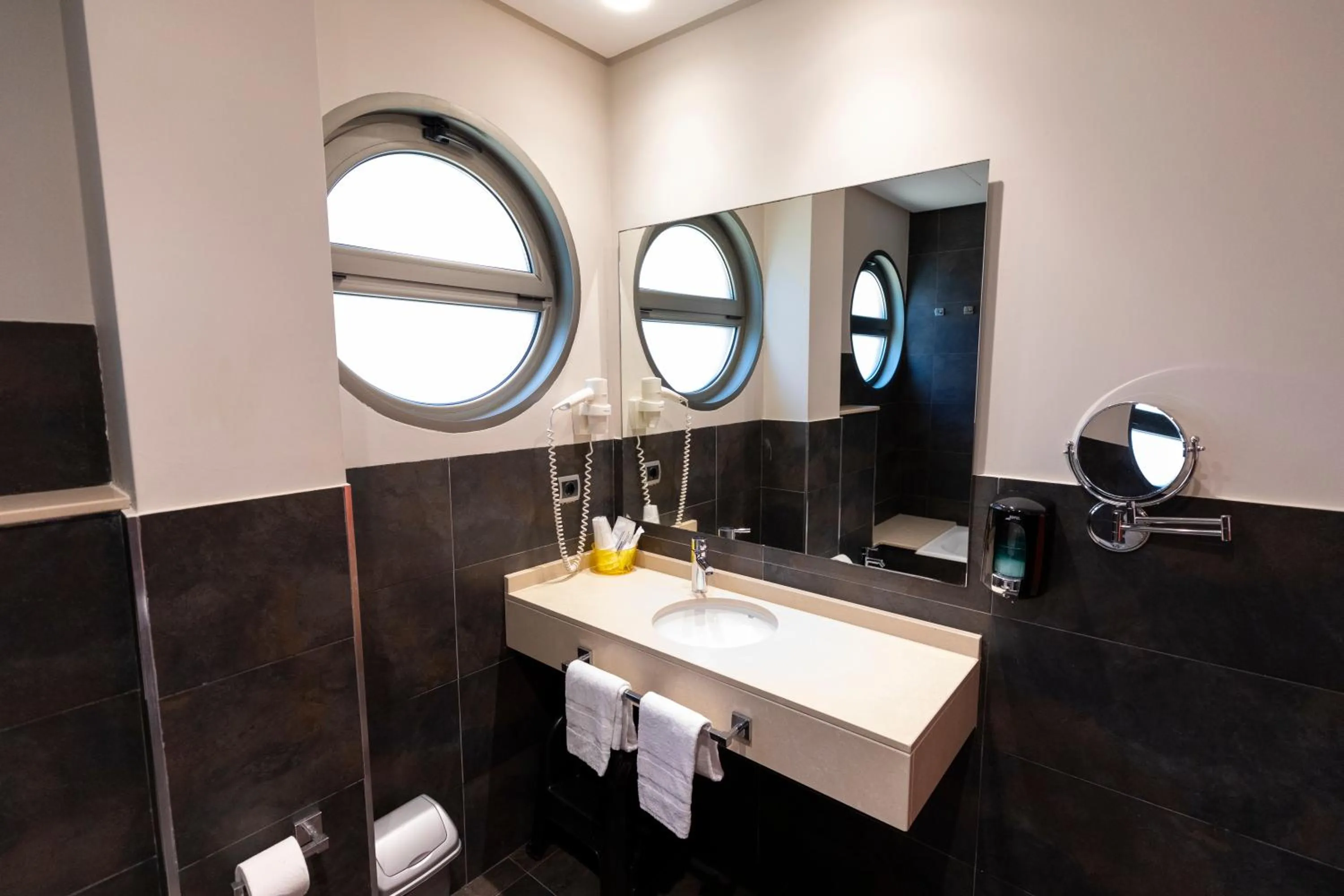 Bathroom in Hotel Marítimo Ris con garaje