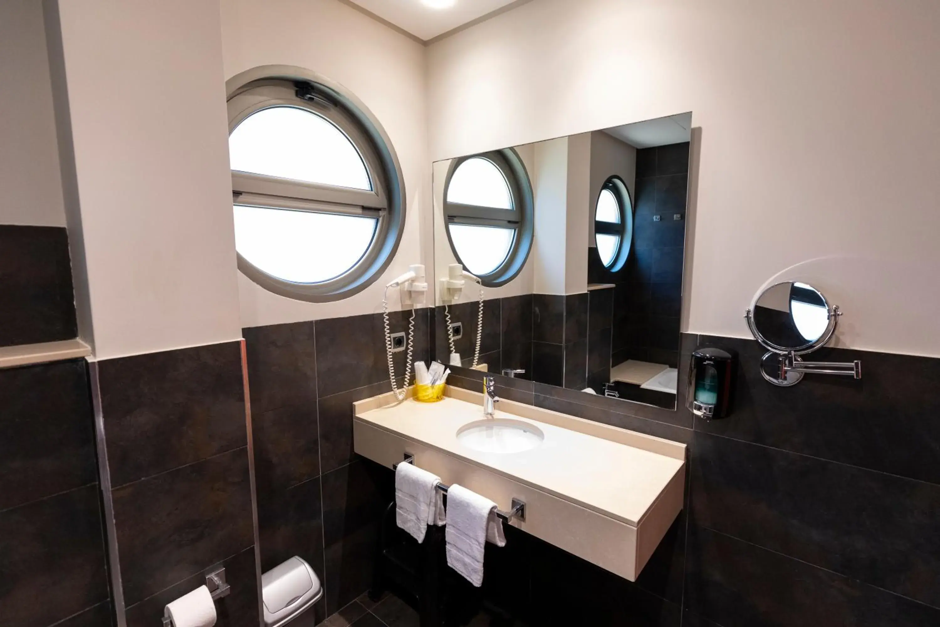 Economy Twin Room in Hotel Marítimo Ris con garaje Economy Twin Room in Hotel Marítimo Ris con garaje