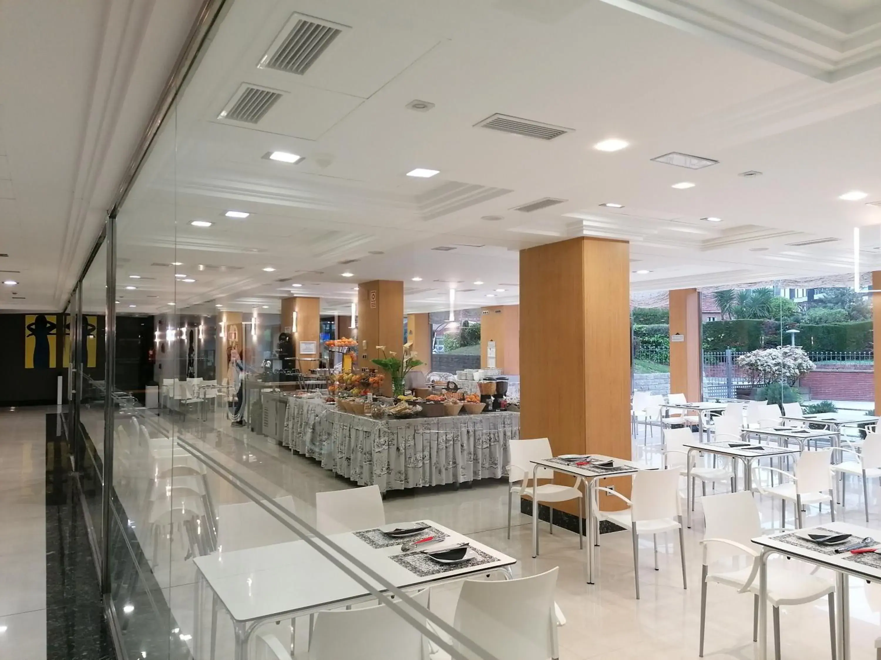 Buffet breakfast in Hotel Marítimo Ris con garaje Buffet breakfast in Hotel Marítimo Ris con garaje