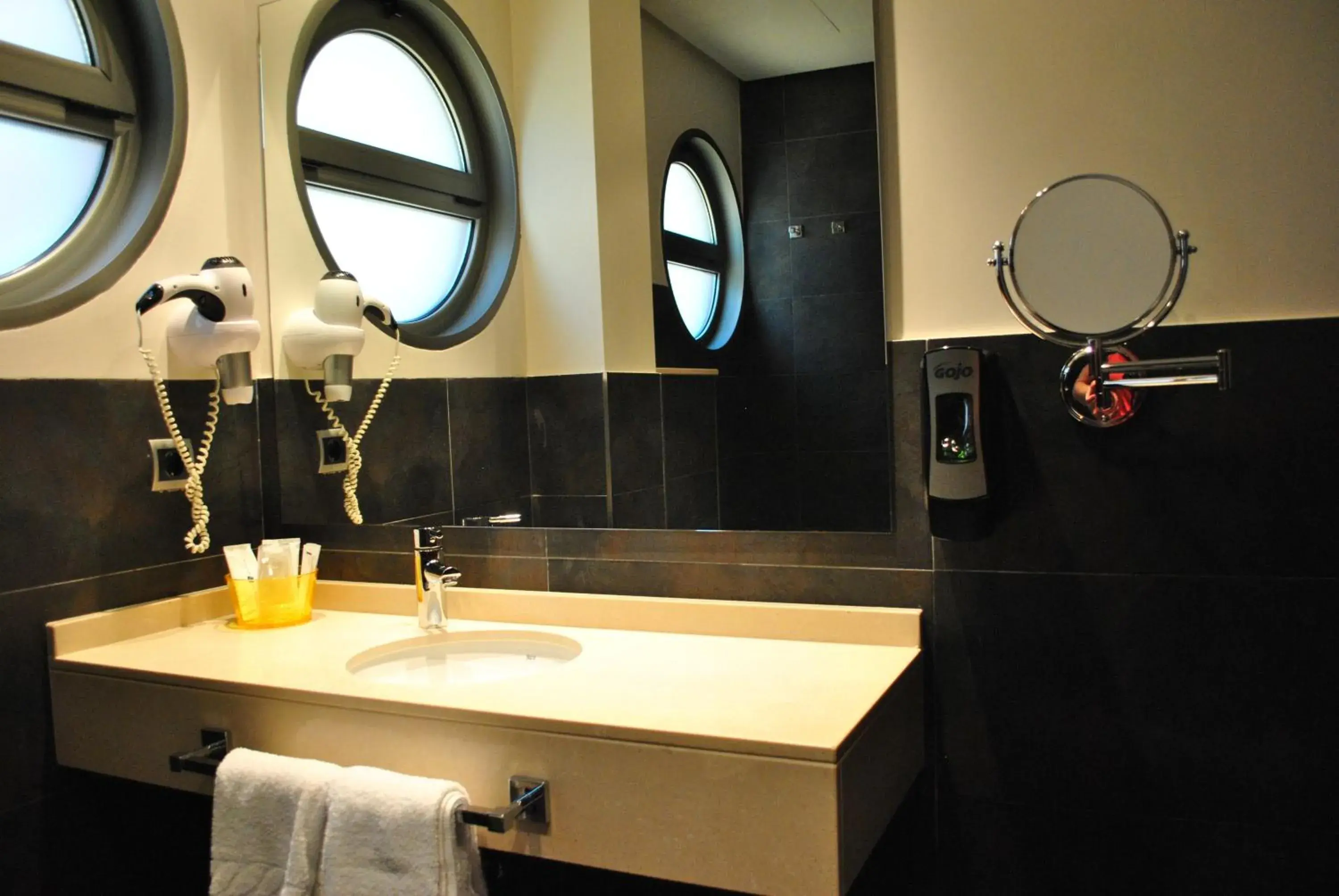 Economy Twin Room in Hotel Marítimo Ris con garaje Economy Twin Room in Hotel Marítimo Ris con garaje
