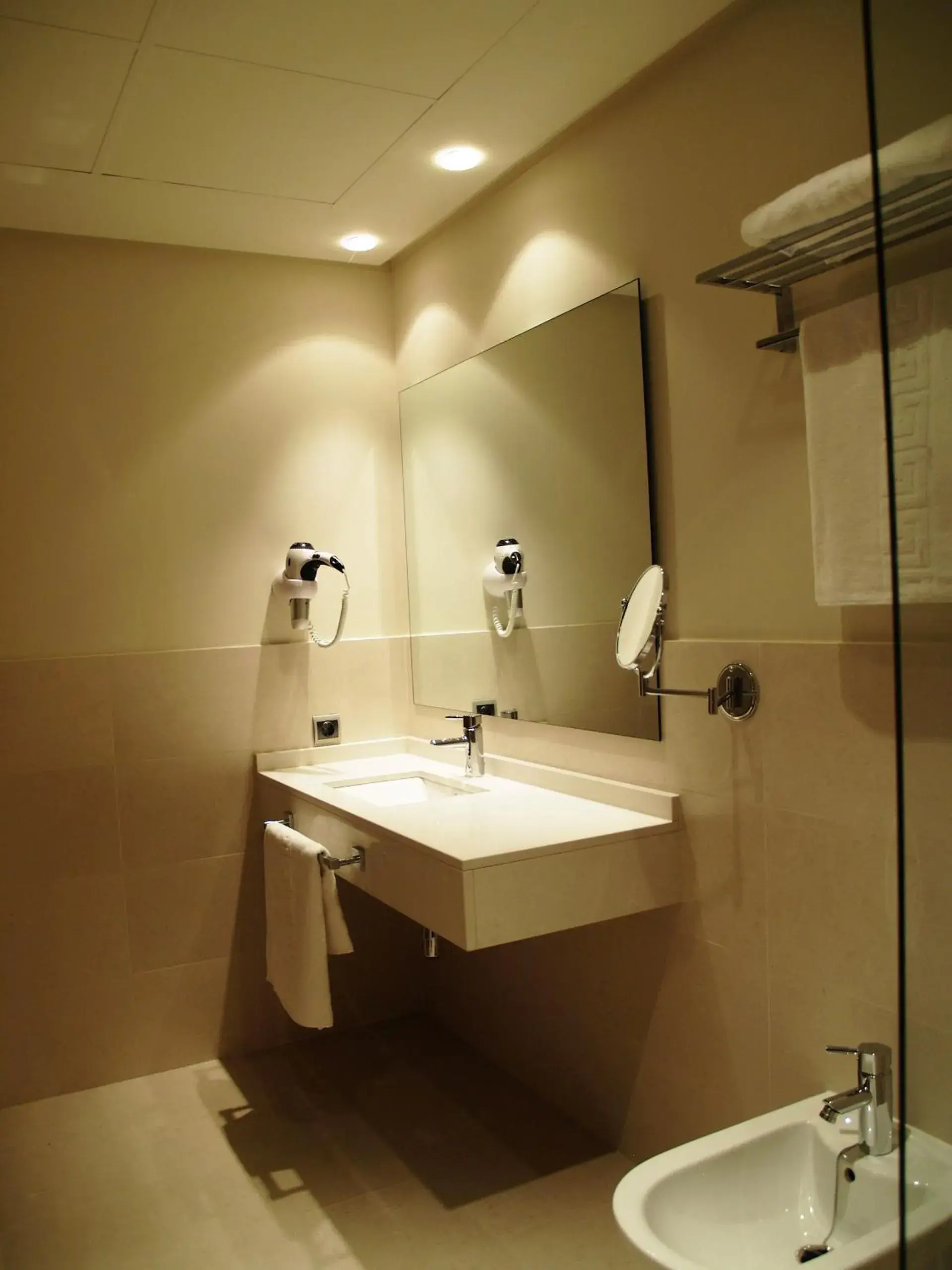 Economy Twin Room in Hotel Marítimo Ris con garaje Economy Twin Room in Hotel Marítimo Ris con garaje