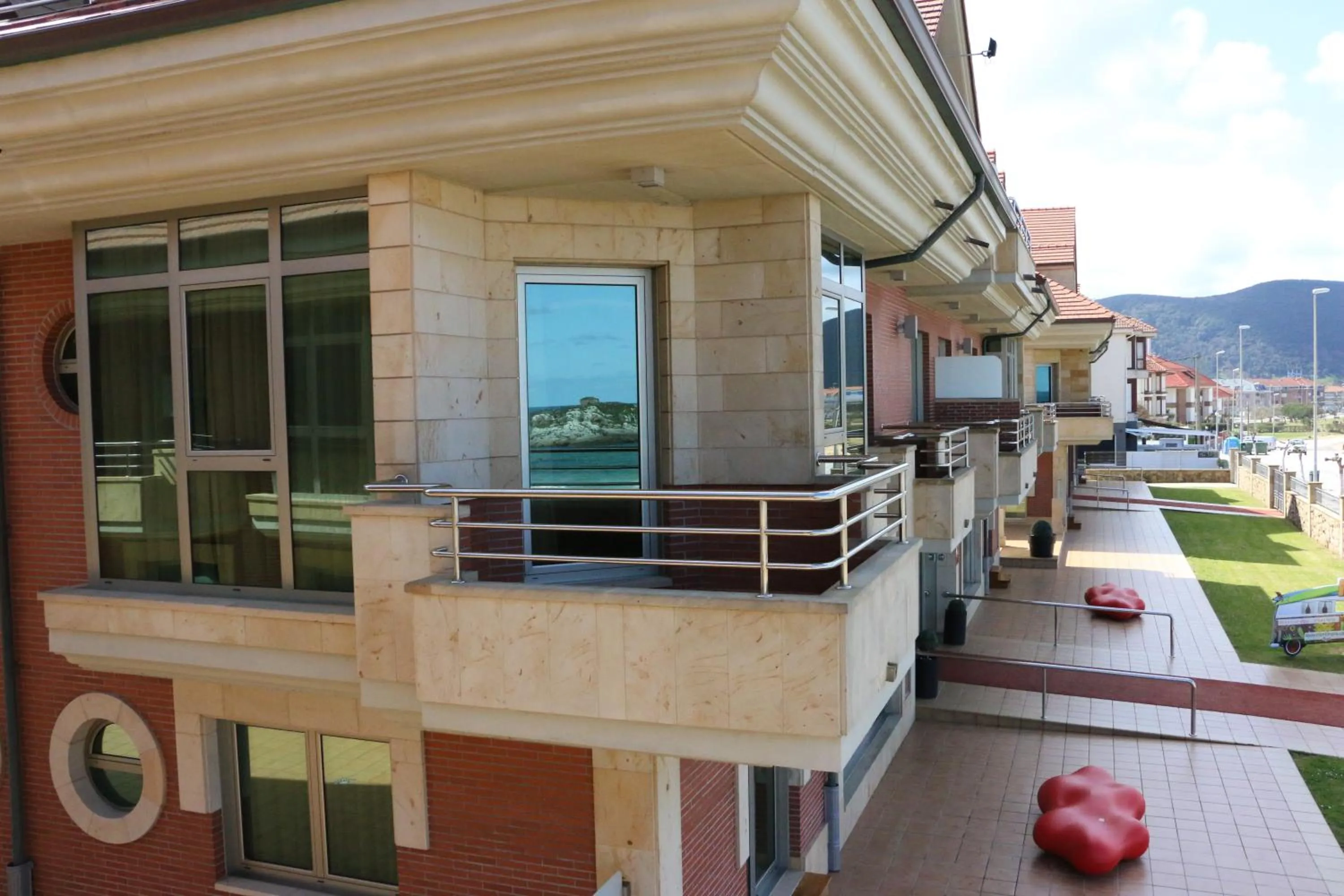 Facade/entrance in Hotel Marítimo Ris con garaje