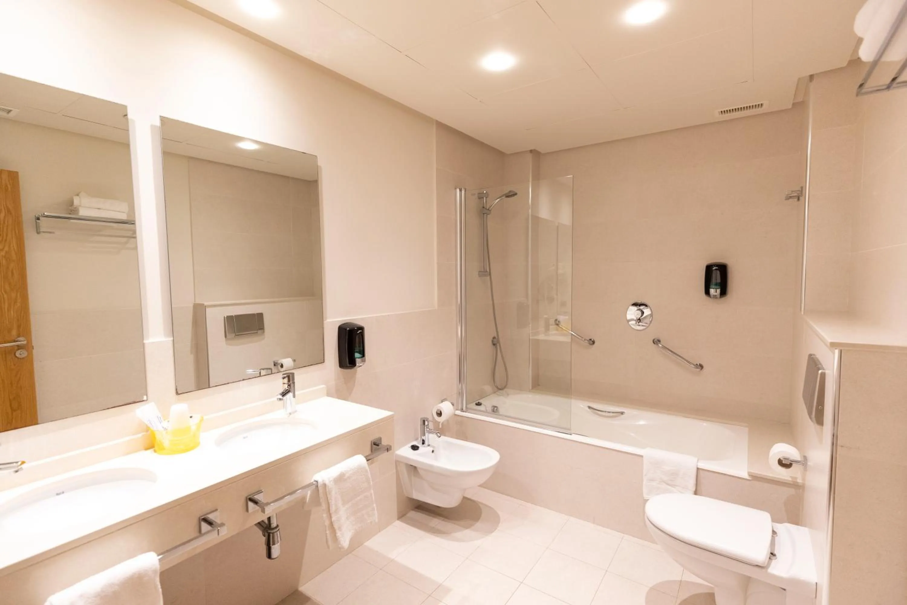 Bathroom in Hotel Marítimo Ris con garaje