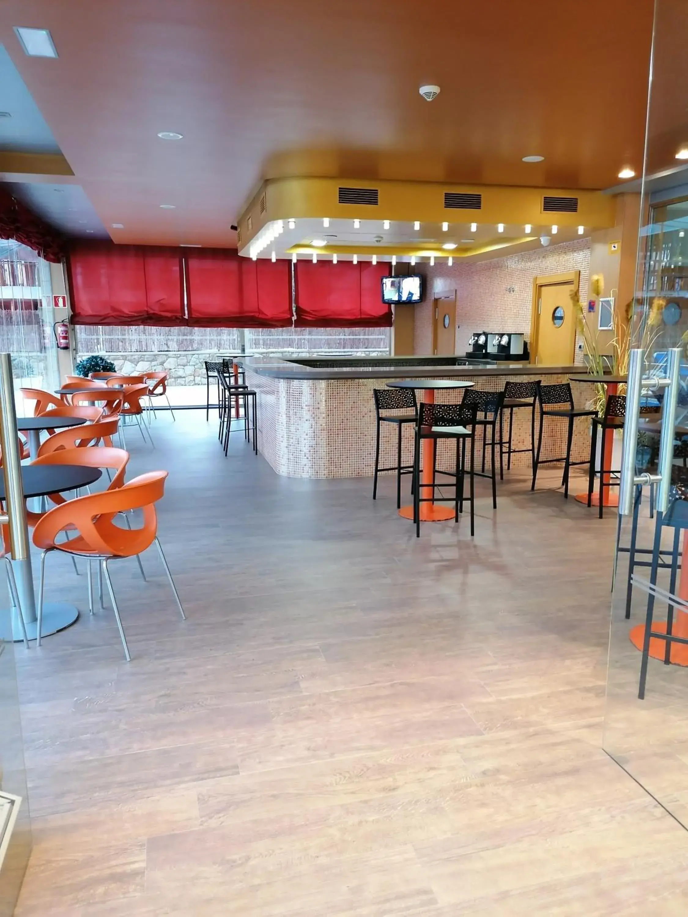 Lounge or bar in Hotel Marítimo Ris con garaje Lounge or bar in Hotel Marítimo Ris con garaje